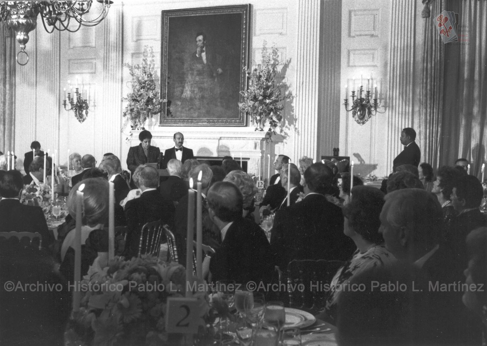 Carlos Salinas de Gortari, George Herbert Walker Bush e invitados en cena de gala.