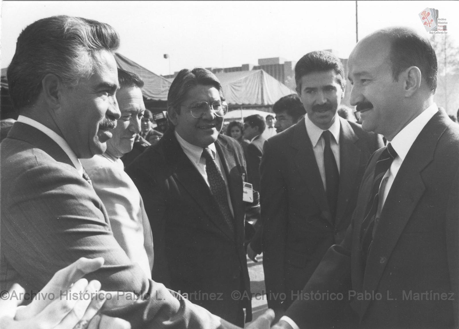 Carlos Salinas de Gortari saluda a grupo de personas.