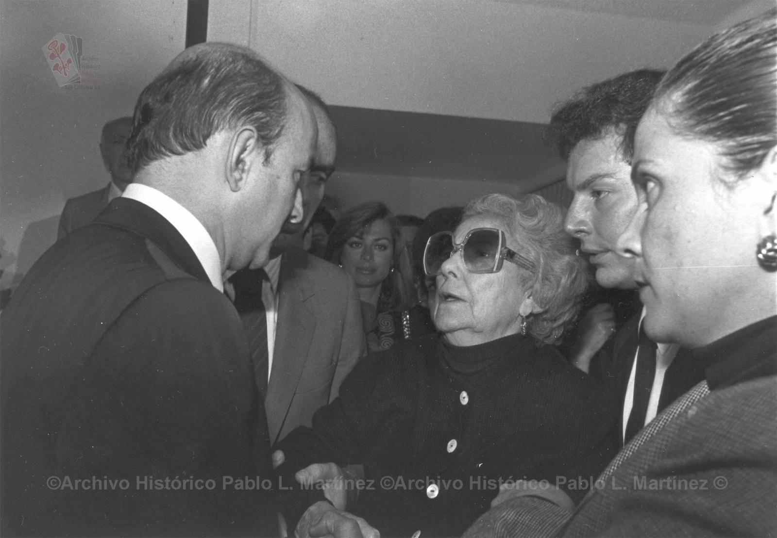 Carlos Salinas de Gortari saluda a mujer mayor.