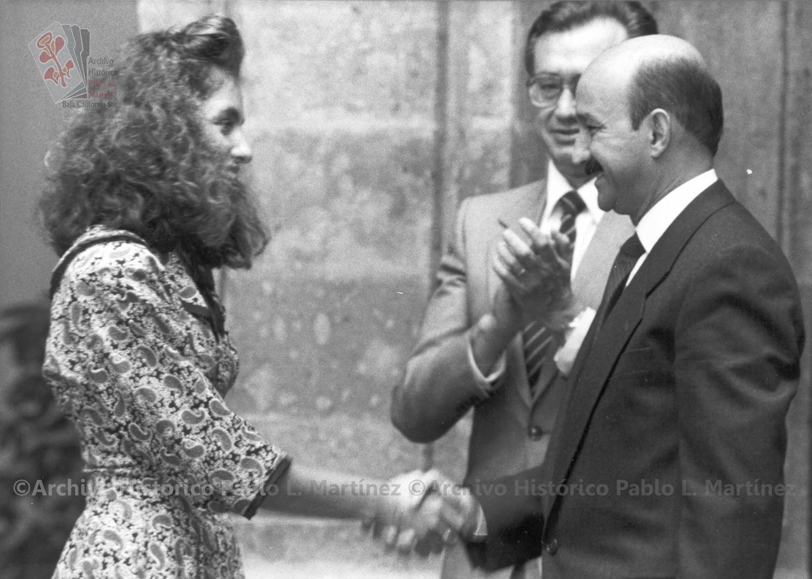Carlos Salinas de Gortari, saluda a una mujer.
