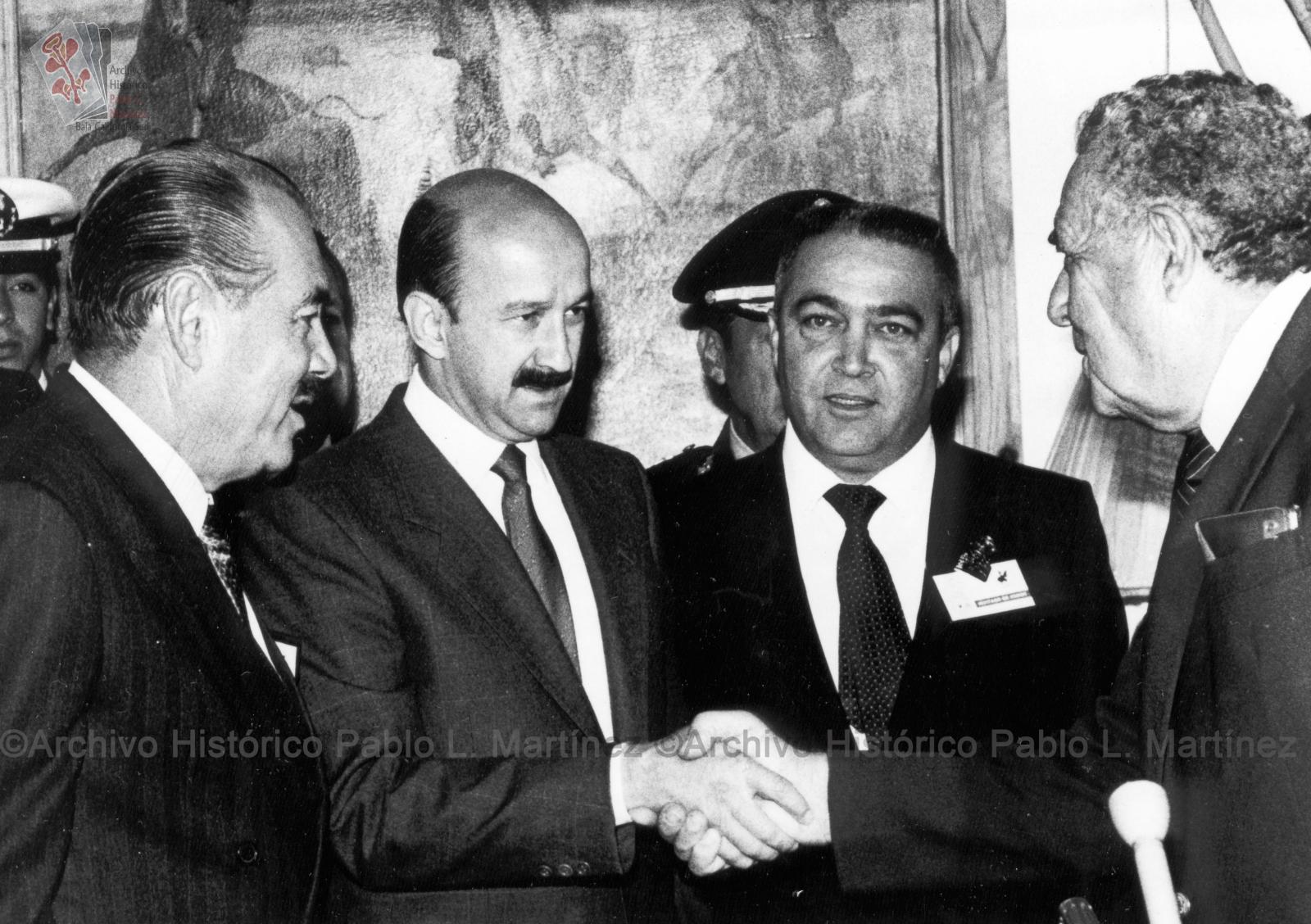 Carlos Salinas de Gortari saluda a una persona.