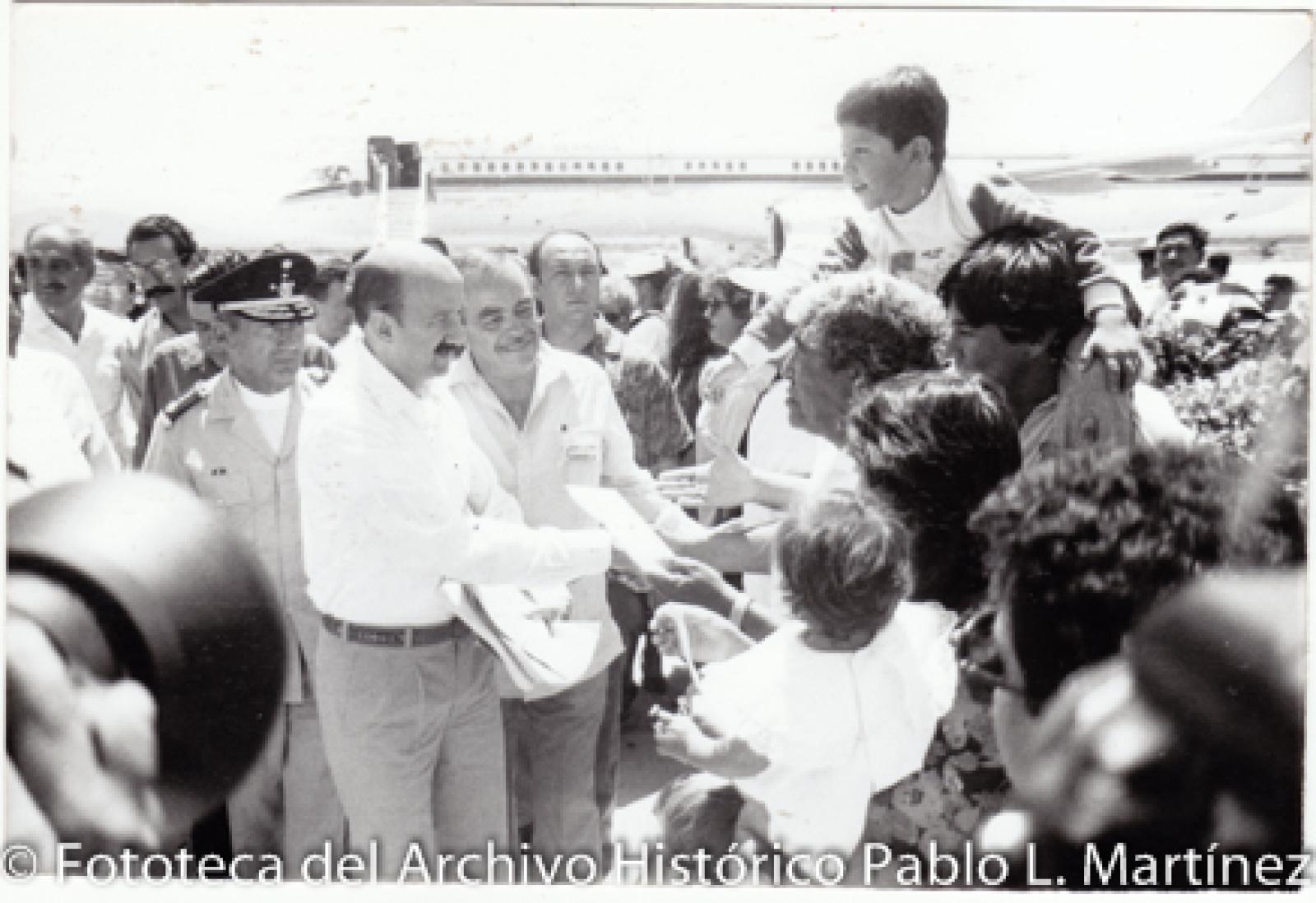 Carlos Salinas de Gortari y los niños.