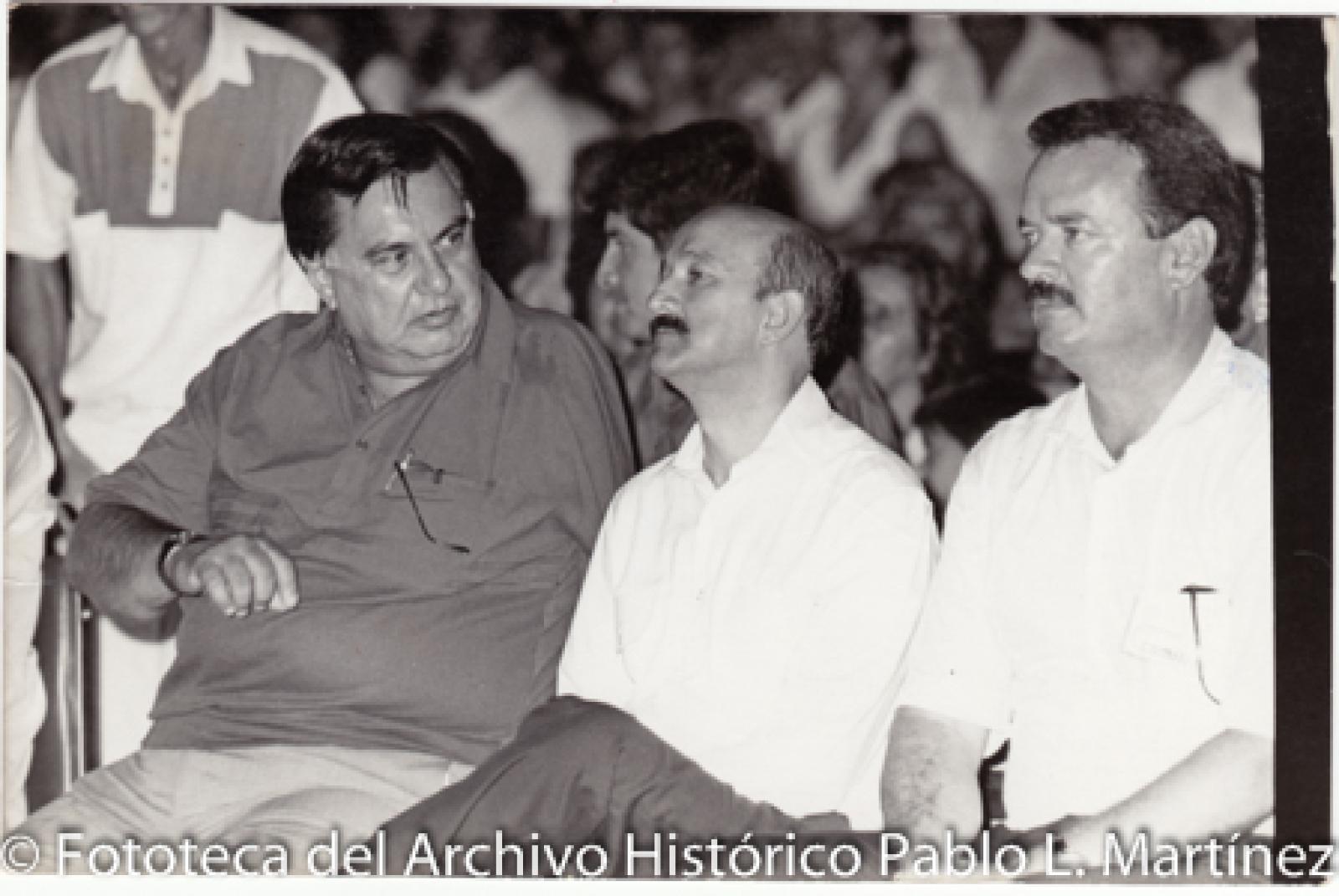 Carlos Salinas de Gortari y Víctor Manuel Liceaga Ruibal, retrato de grupo.