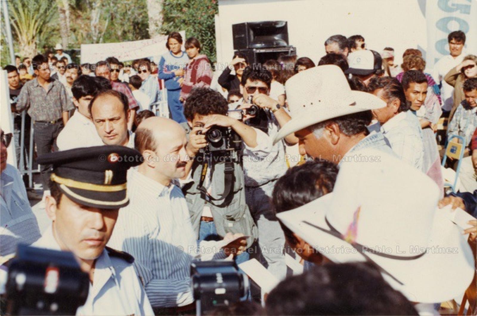Carlos Salinas en reunión con simpatizantes.