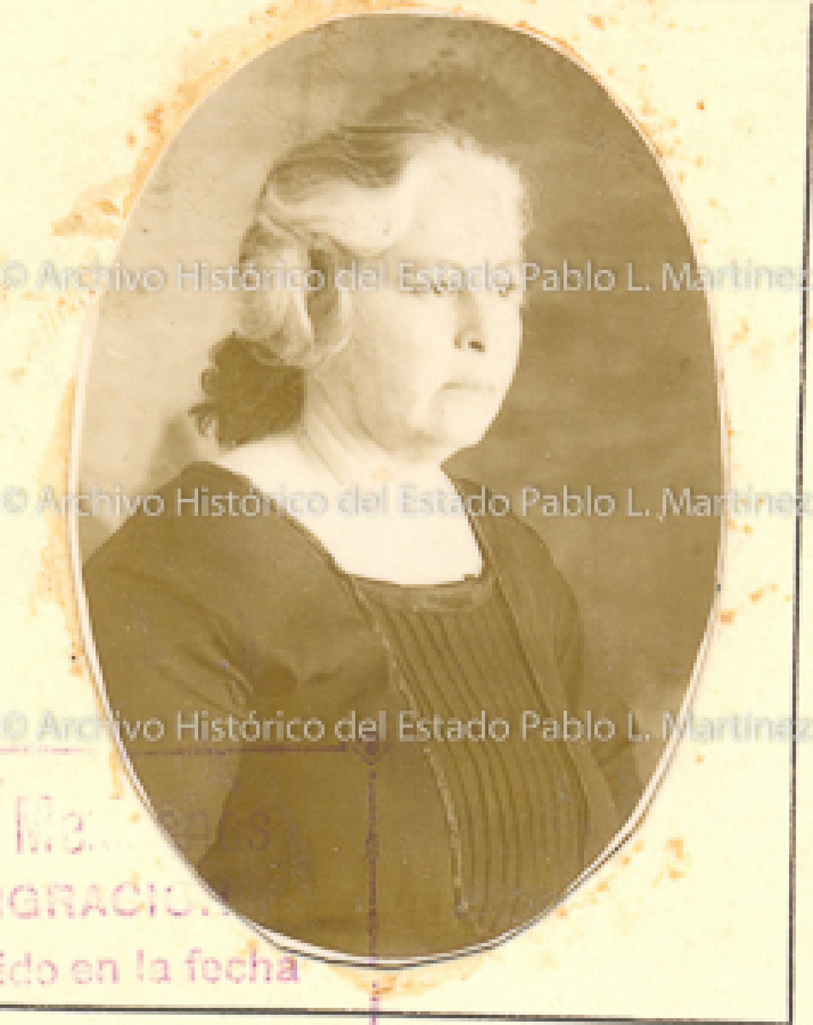 Carmen Moreno de perfil.