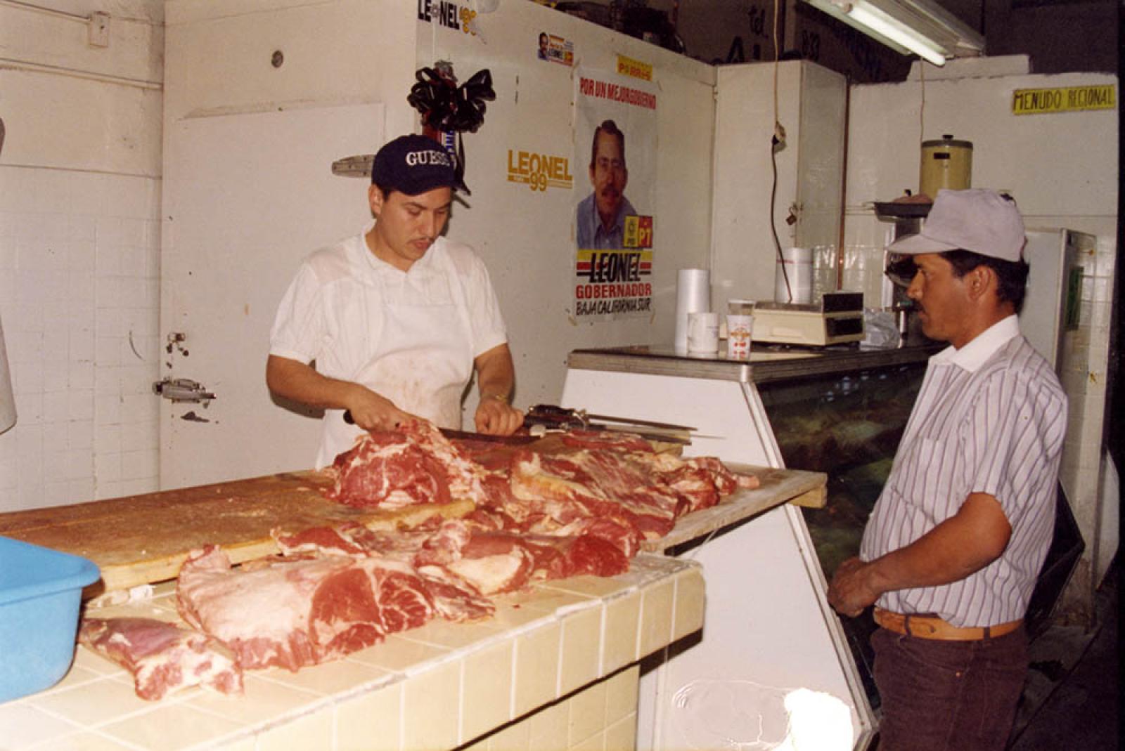 Carnicería en interior de mercado.
