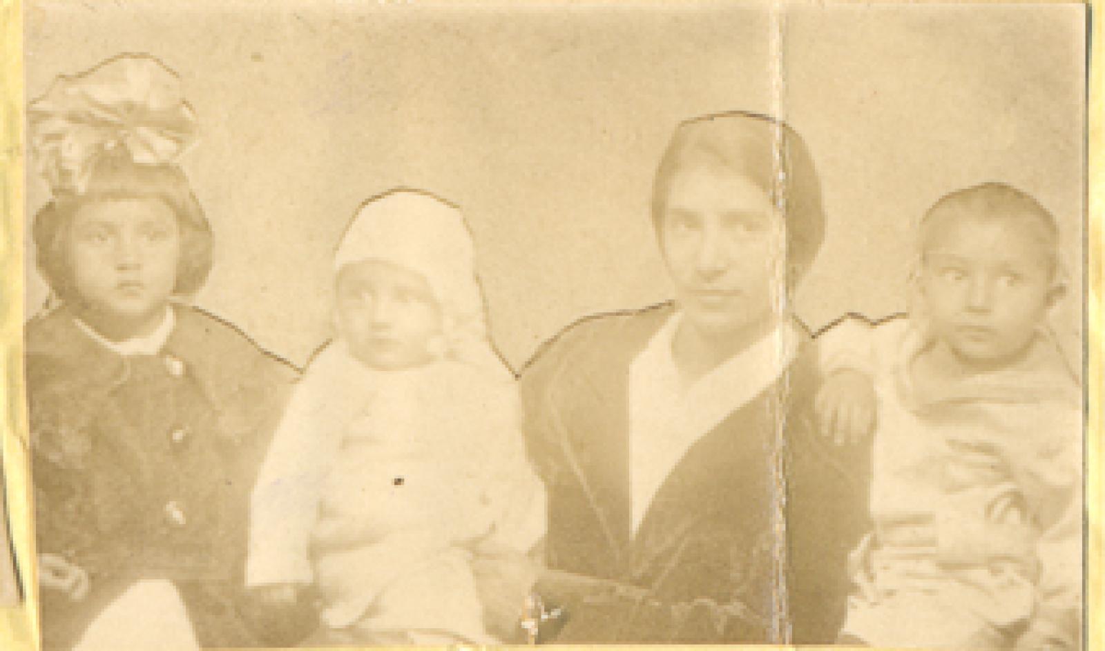 Carolina Cota de Chollet y sus hijos María, José y Francisco Chollet.