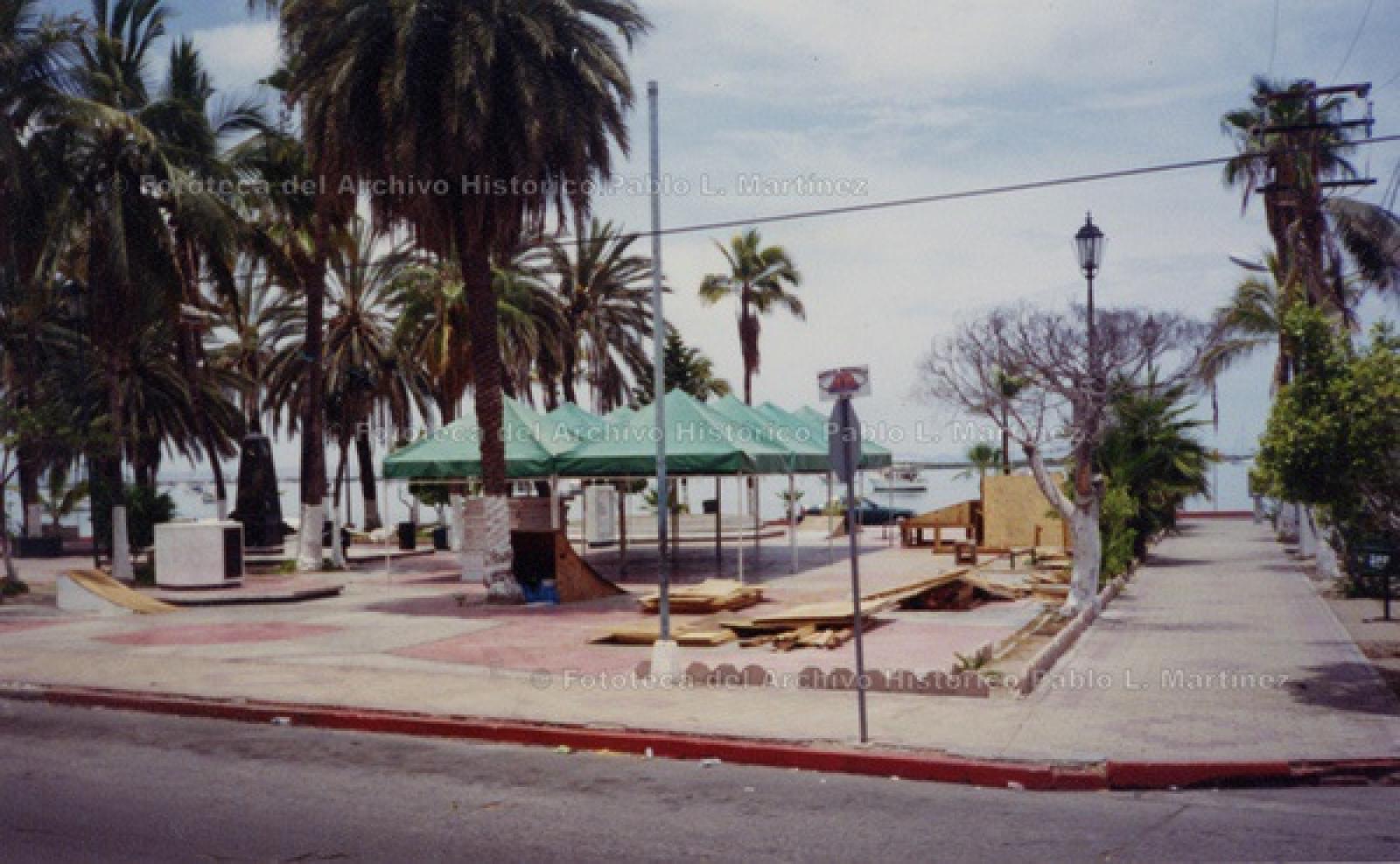 Carpas instaladas en zona del malecón de La Paz.