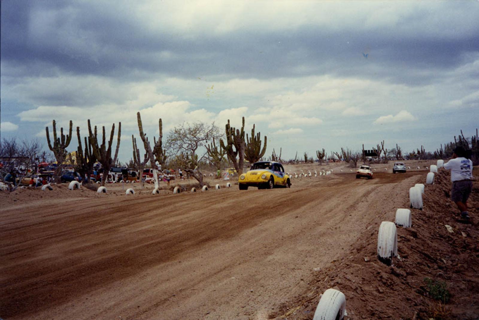 Carrera de automóviles marca Wolkwagen Sedán “Vochos”.