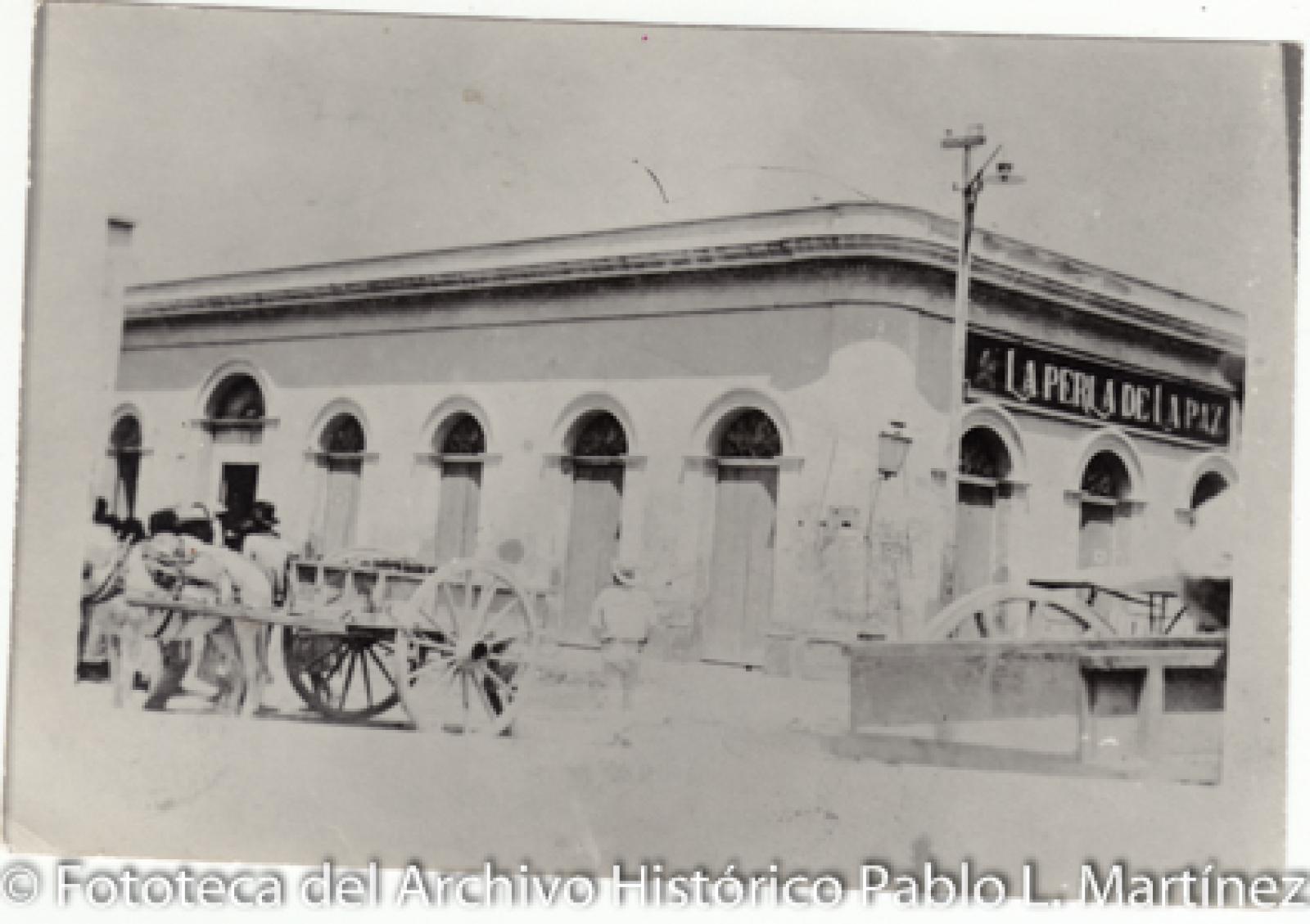 Carretas frente al edificio del comercio “La Perla de La Paz” por el callejón Mijares y la calle Puerto.