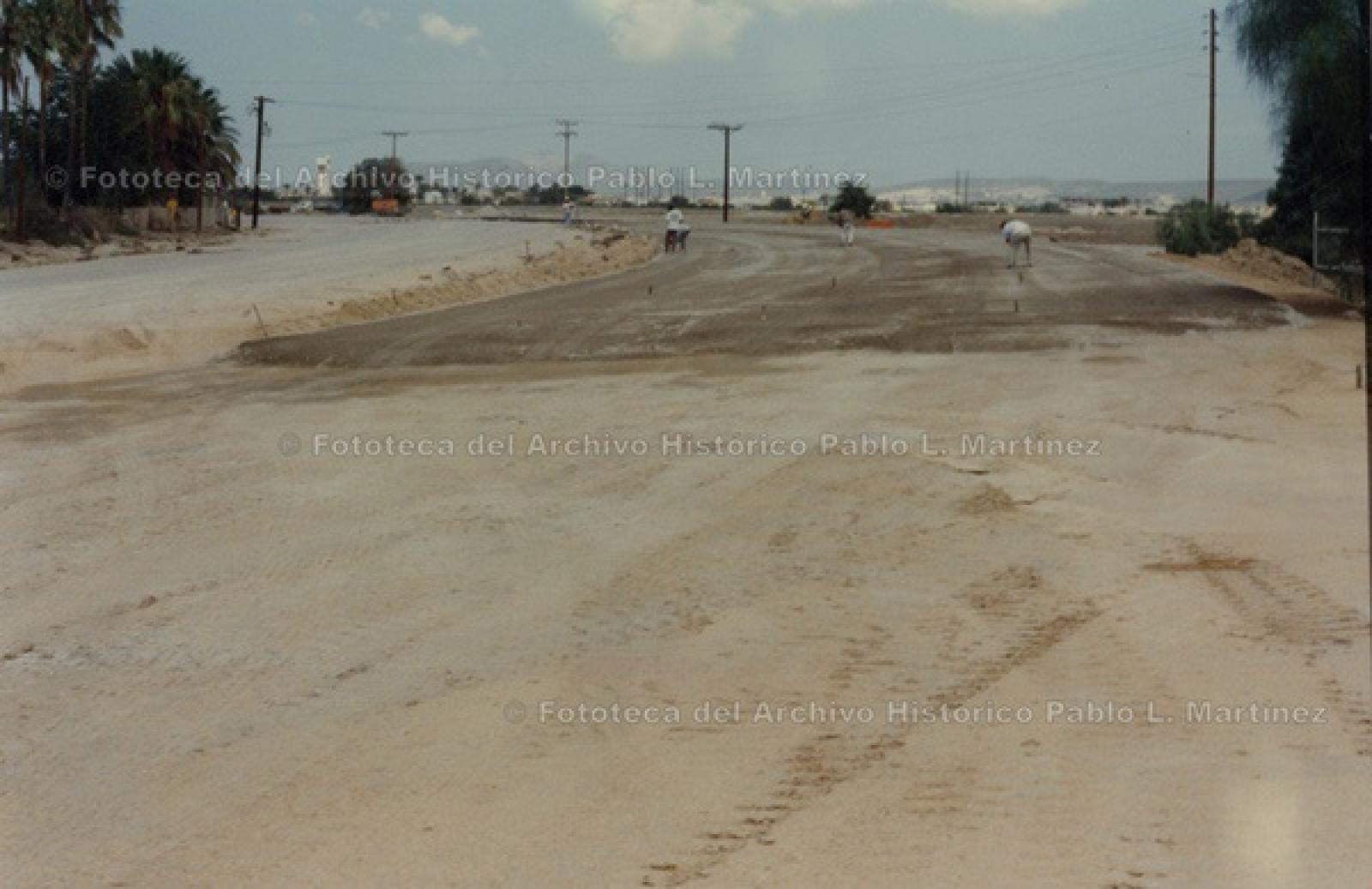 Carretera de cuatro carriles, en obras de pavimentación.