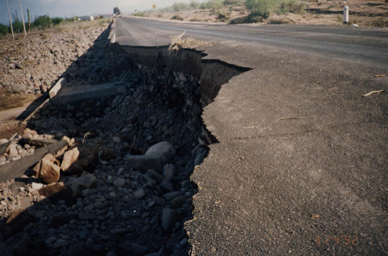 Carretera destruida en el tramo de Santa Rosalía - San Ignacio, B.C.S., tras el paso del huracán “Lester”.