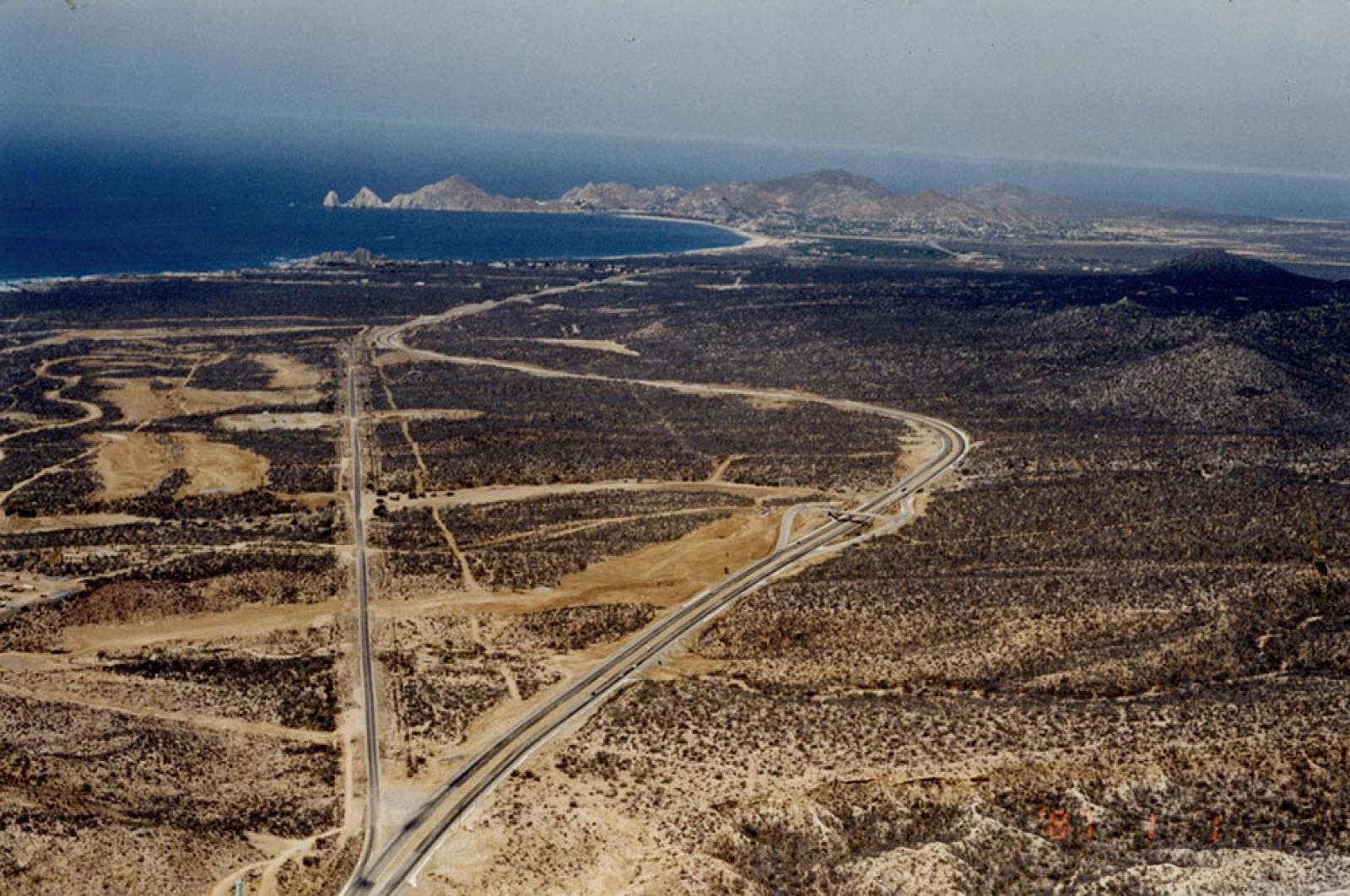 Carretera hacia Cabo San Lucas, Baja California Sur, vista aérea.