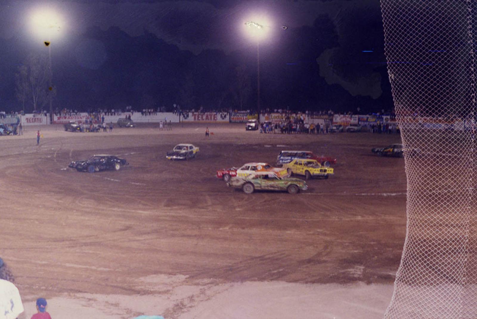 Carros chocones, estadio Arturo C. Nalh