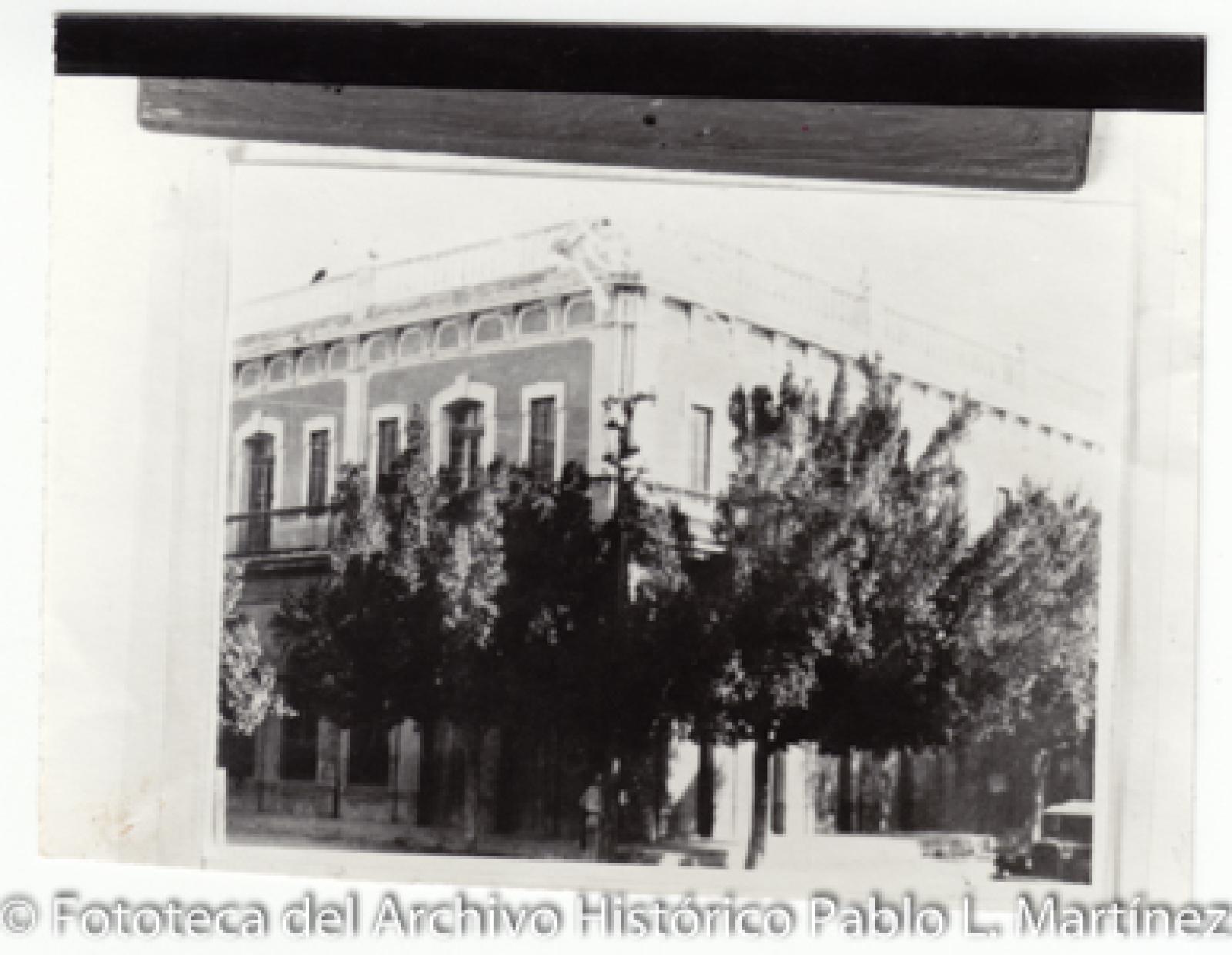 Casa comercial “La Torre Eiffel”.
