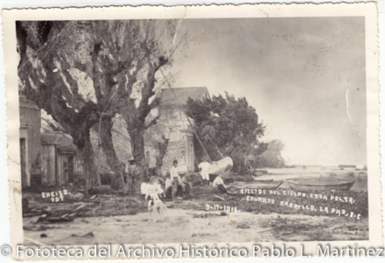 “Casa del señor Eduardo Carrillo", tras el paso de ciclón. La Paz, Baja California, 1918.