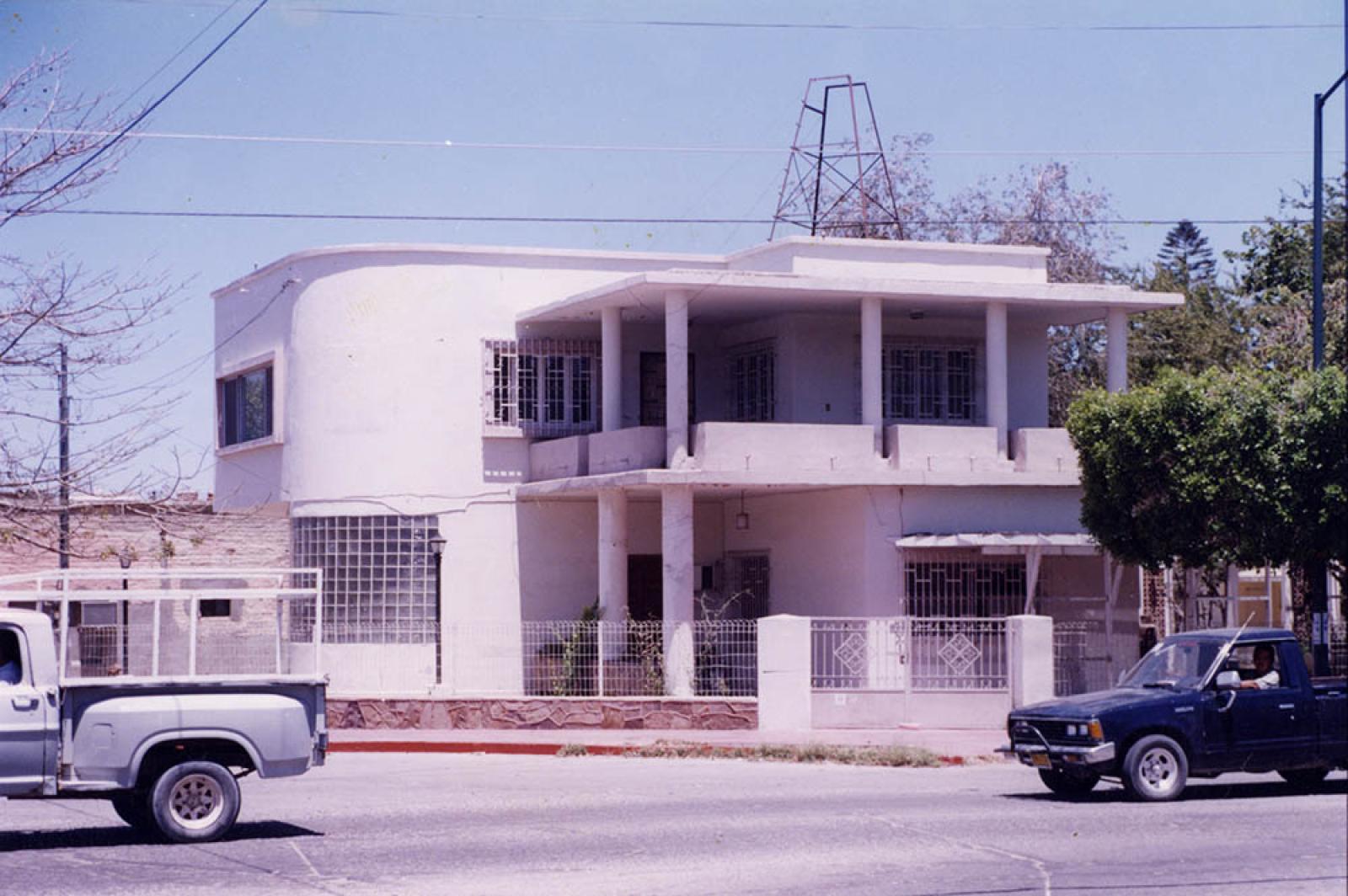 Casa ubicada en la esquina de la avenida 5 de Mayo y calle Licenciado Primo Verdad.