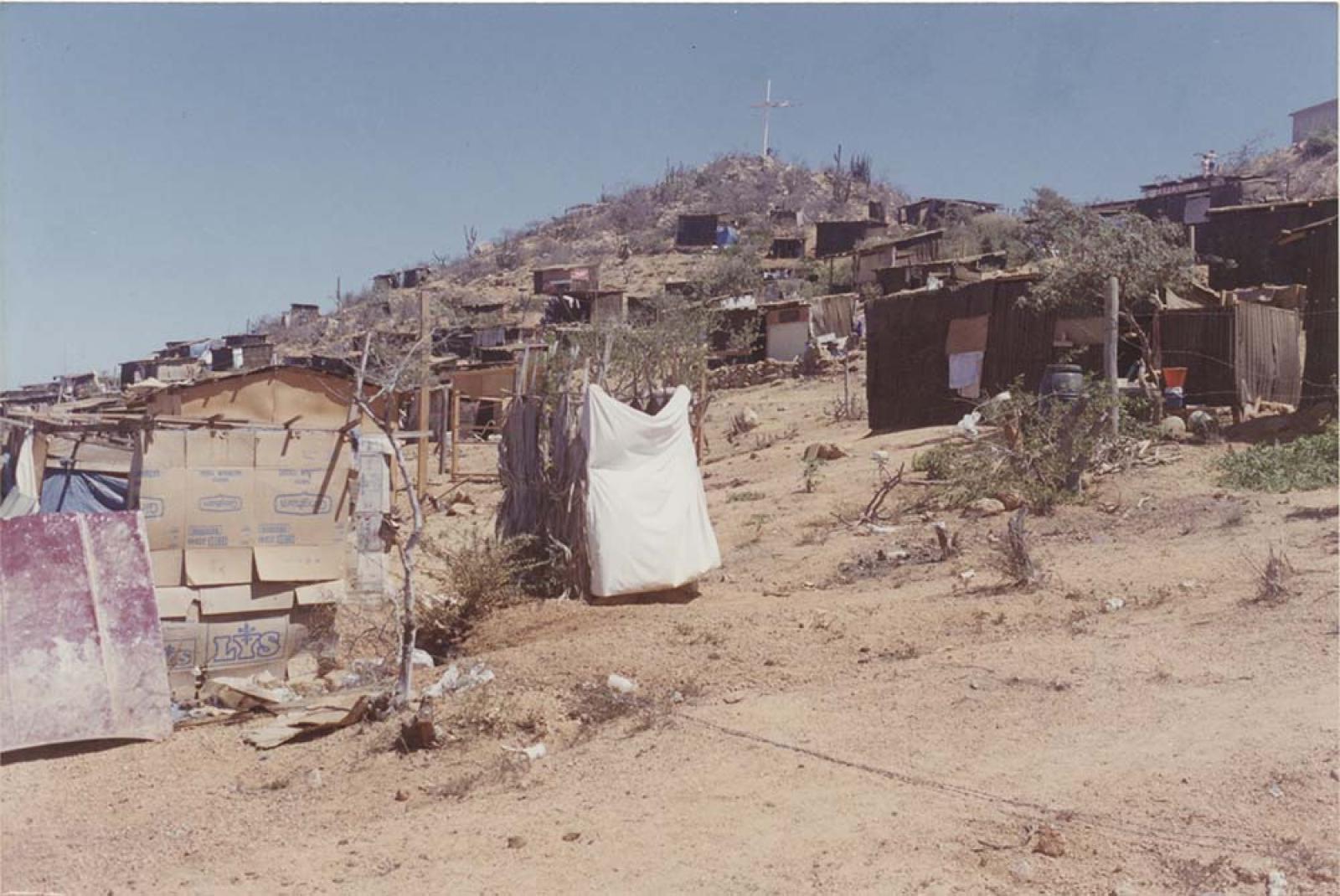 Casas provisionales, “así viven más de trescientas familias en la colonia Cerro de la Cruz”.