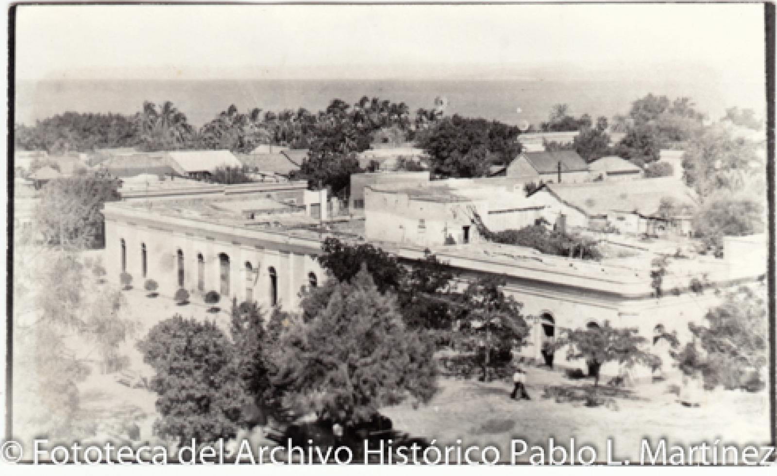 Casas, tienda y cantina en las calles Ayuntamiento y Tercera.