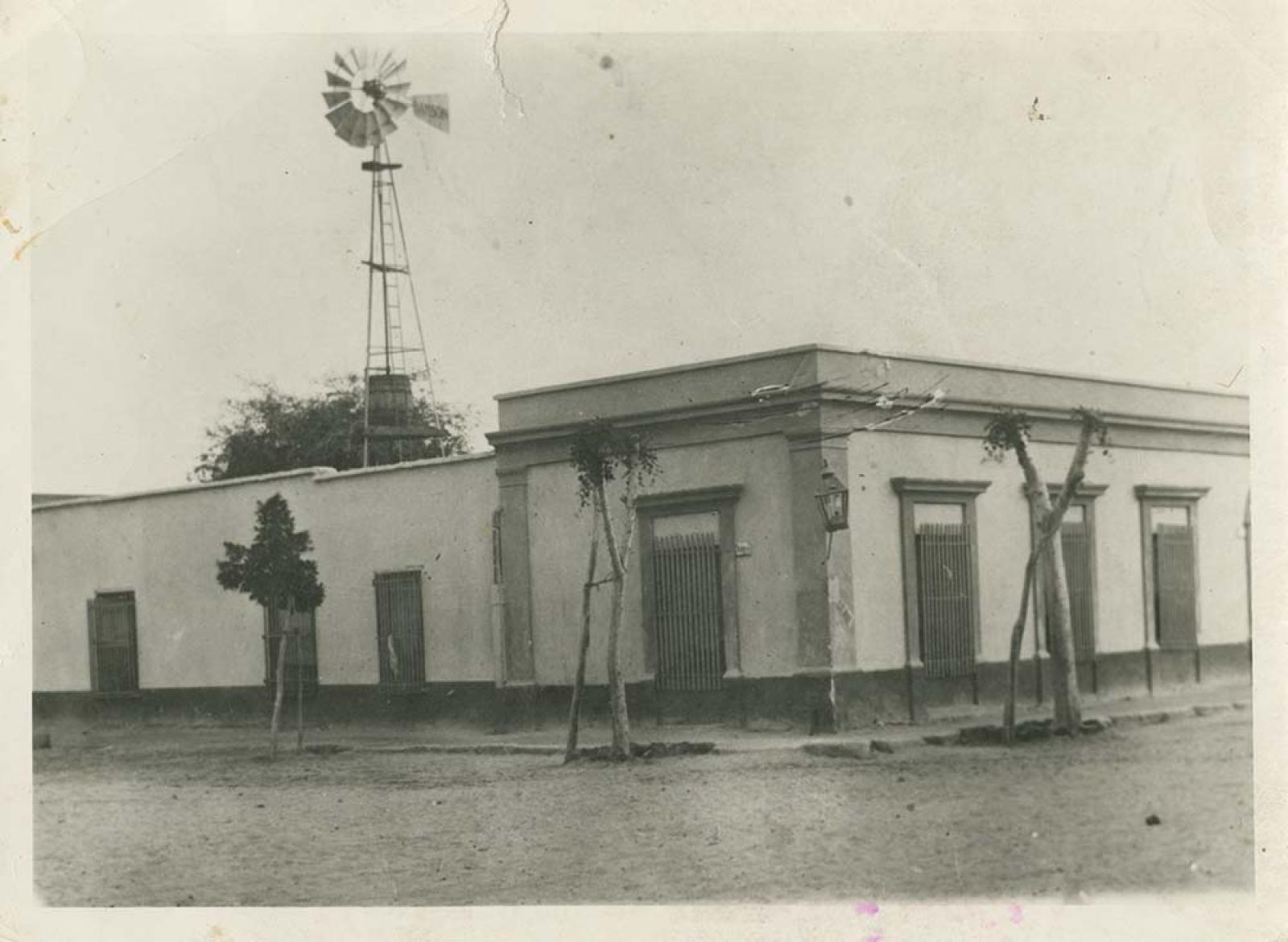 Casas y molino de viento.