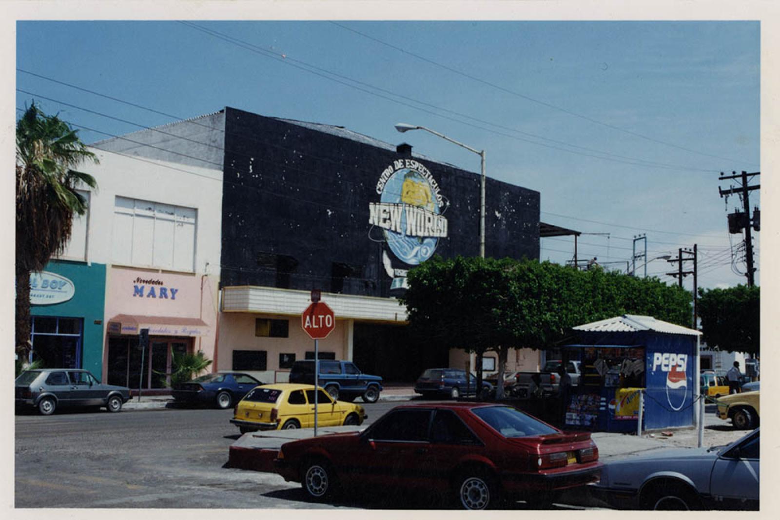 Centro de espectáculos New World, sobre la calle Belisario Domínguez, La Paz.