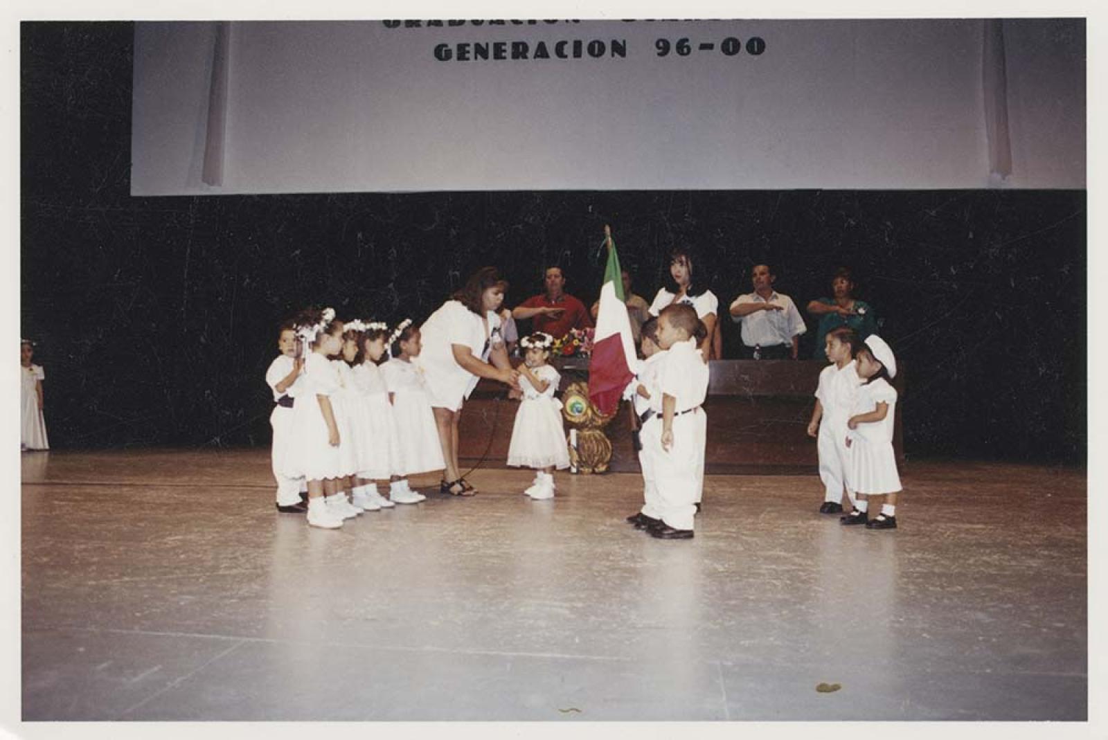 Ceremonia cívica con escolta conformada por alumnos de preescolar