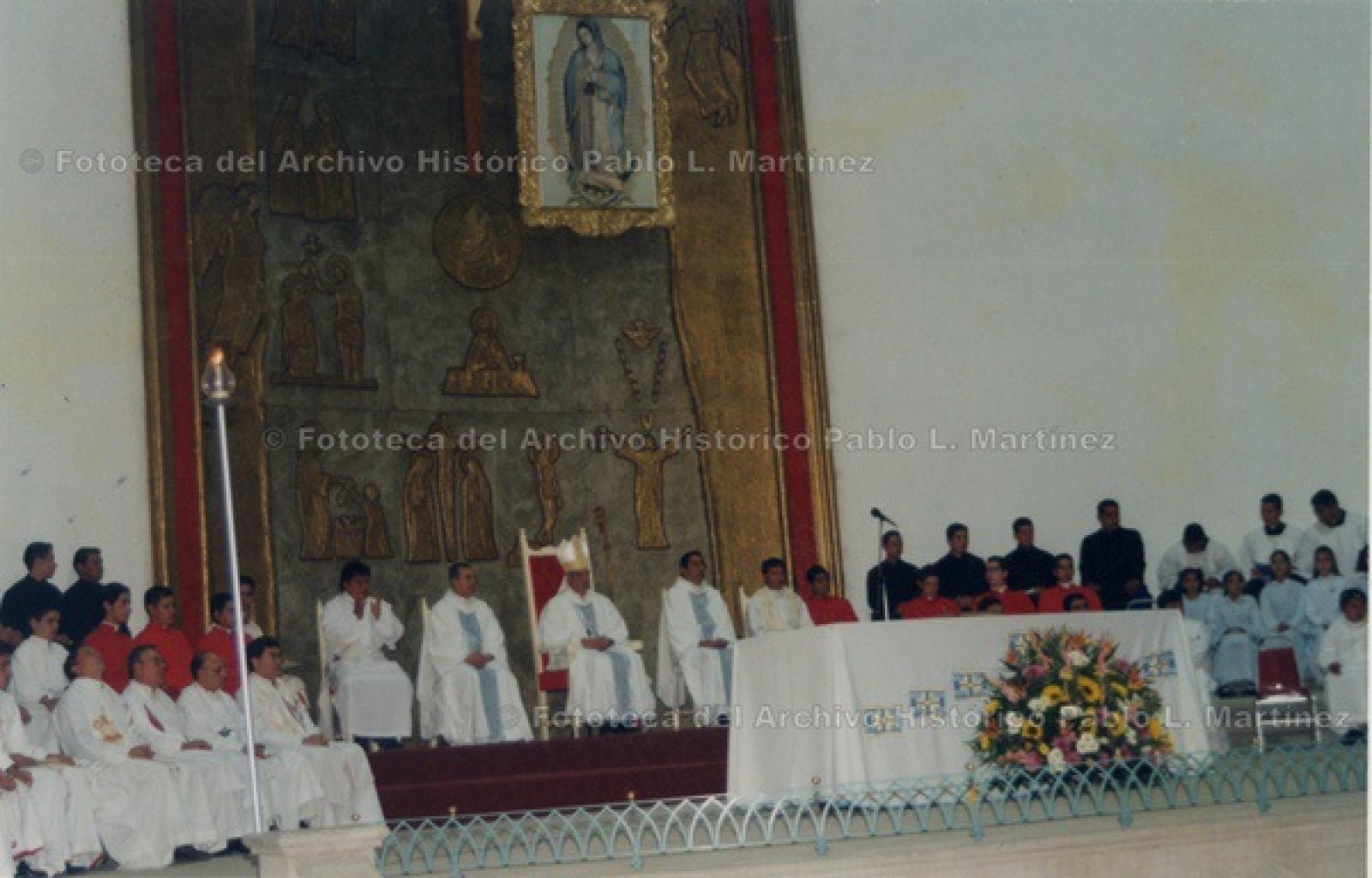 Ceremonia con autoridades religiosas en interior del Santuario de Nuestra Señora de Guadalupe, La Paz.