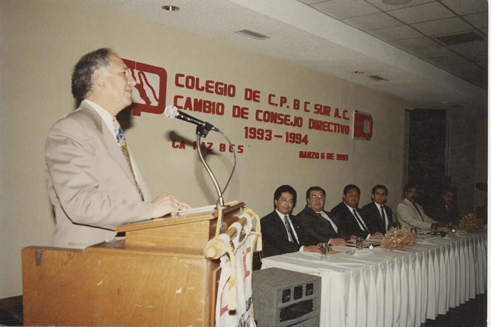 Ceremonia de cambio de consejo directivo del Colegio de Contadores Públicos.