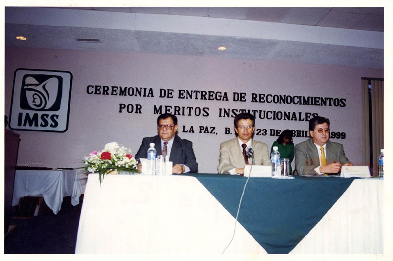“Ceremonia de entrega de reconocimientos por méritos institucionales”.