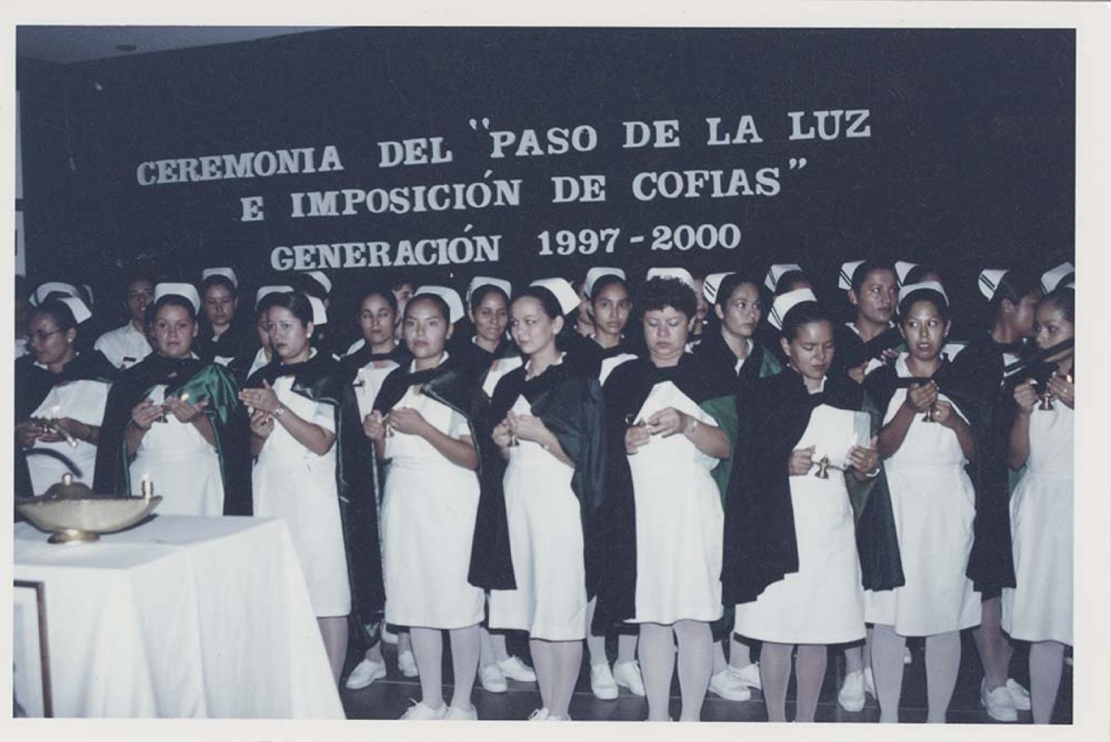 Ceremonia del “Paso de la luz e imposición de cofias”.