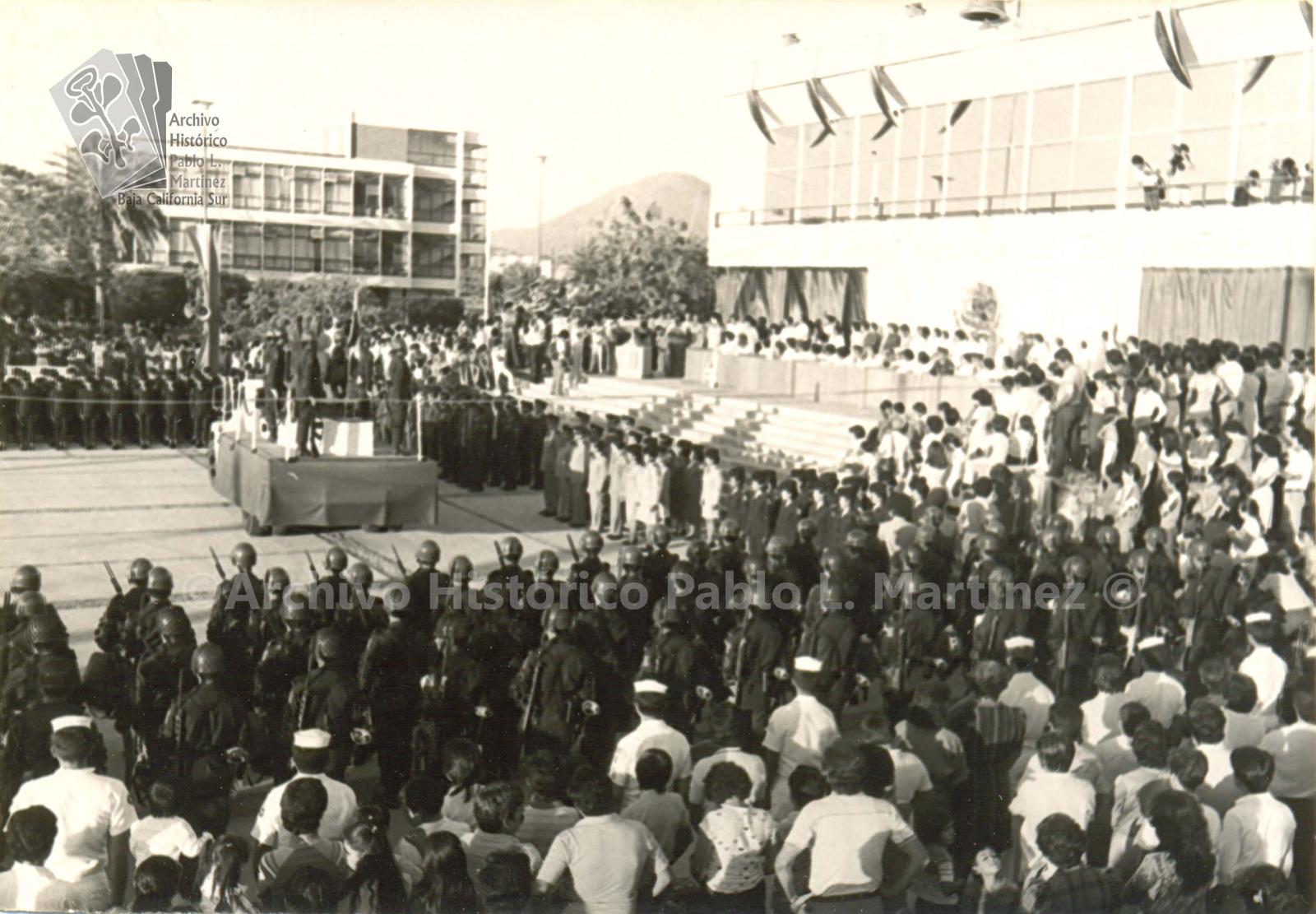 Ceremonia en honor de los símbolos patrios en la Plaza de la Reforma en La Paz, Baja California Sur.