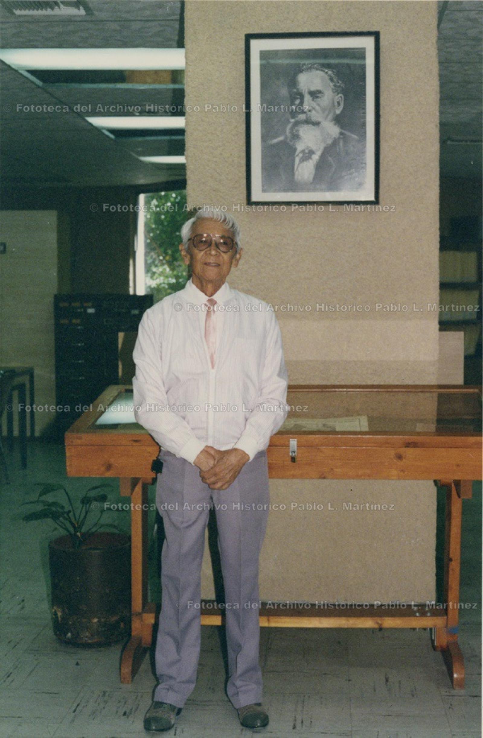 “César Piñeda Chacón en el interior del archivo histórico”.