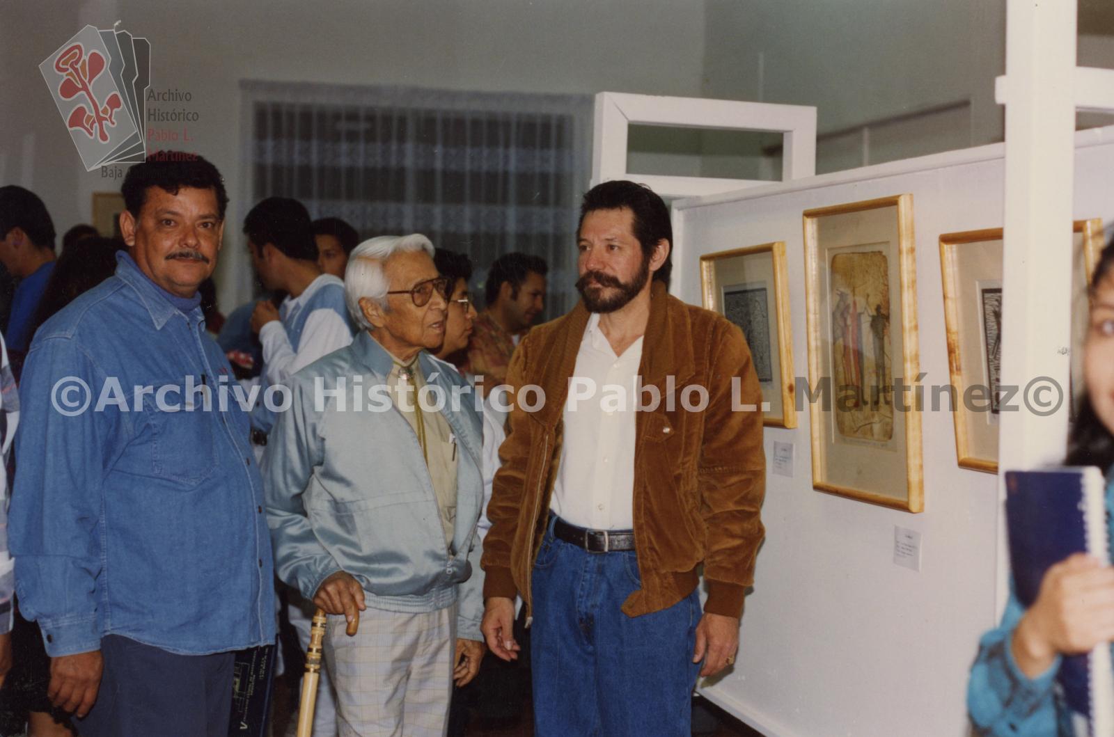 César Piñeda Chacón, Guillermo Valle y acompañante en exposición sobre pinturas rupestres.