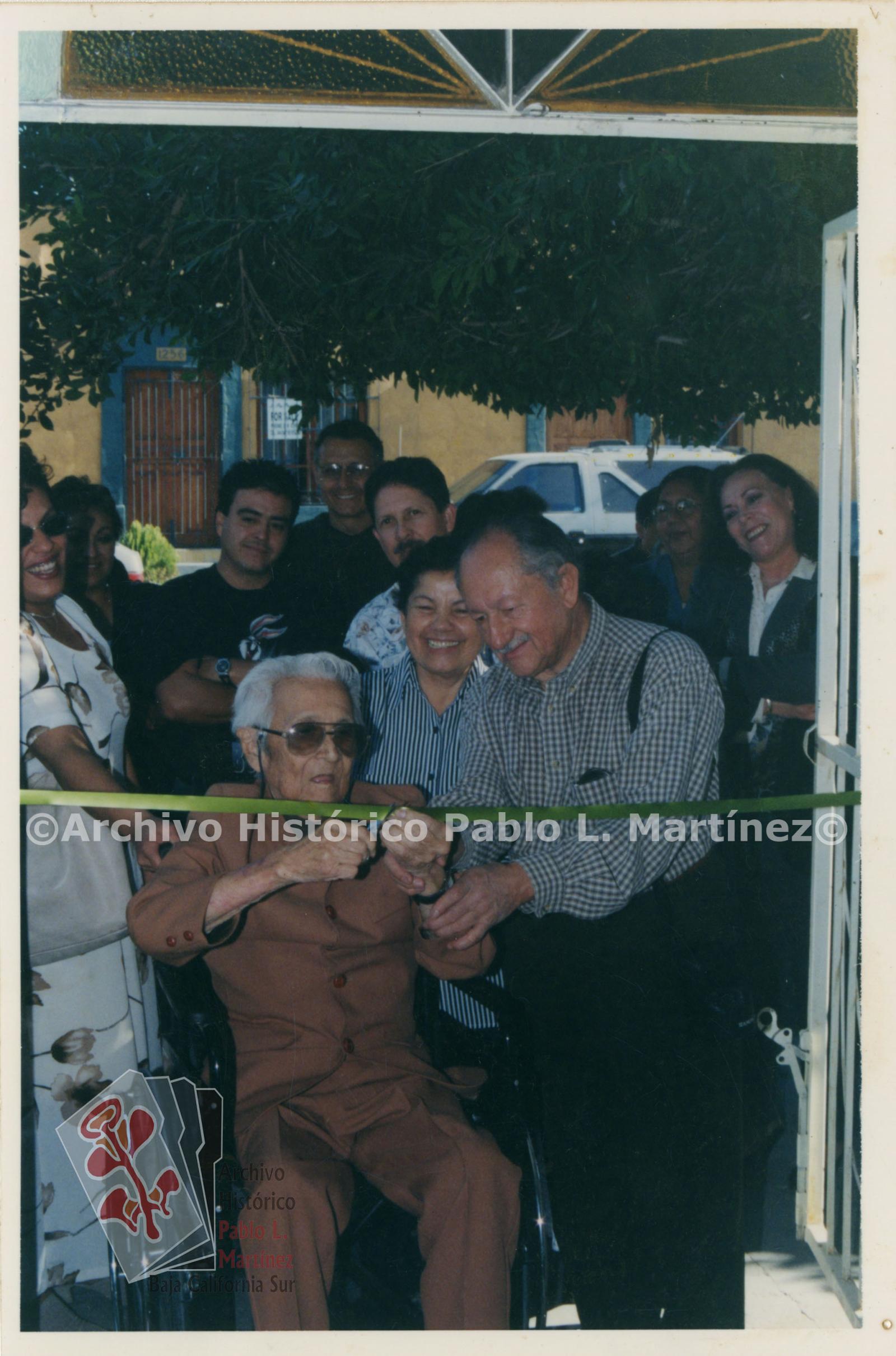 César Piñeda Chacón y acompañantes en corte de listón por inauguración.