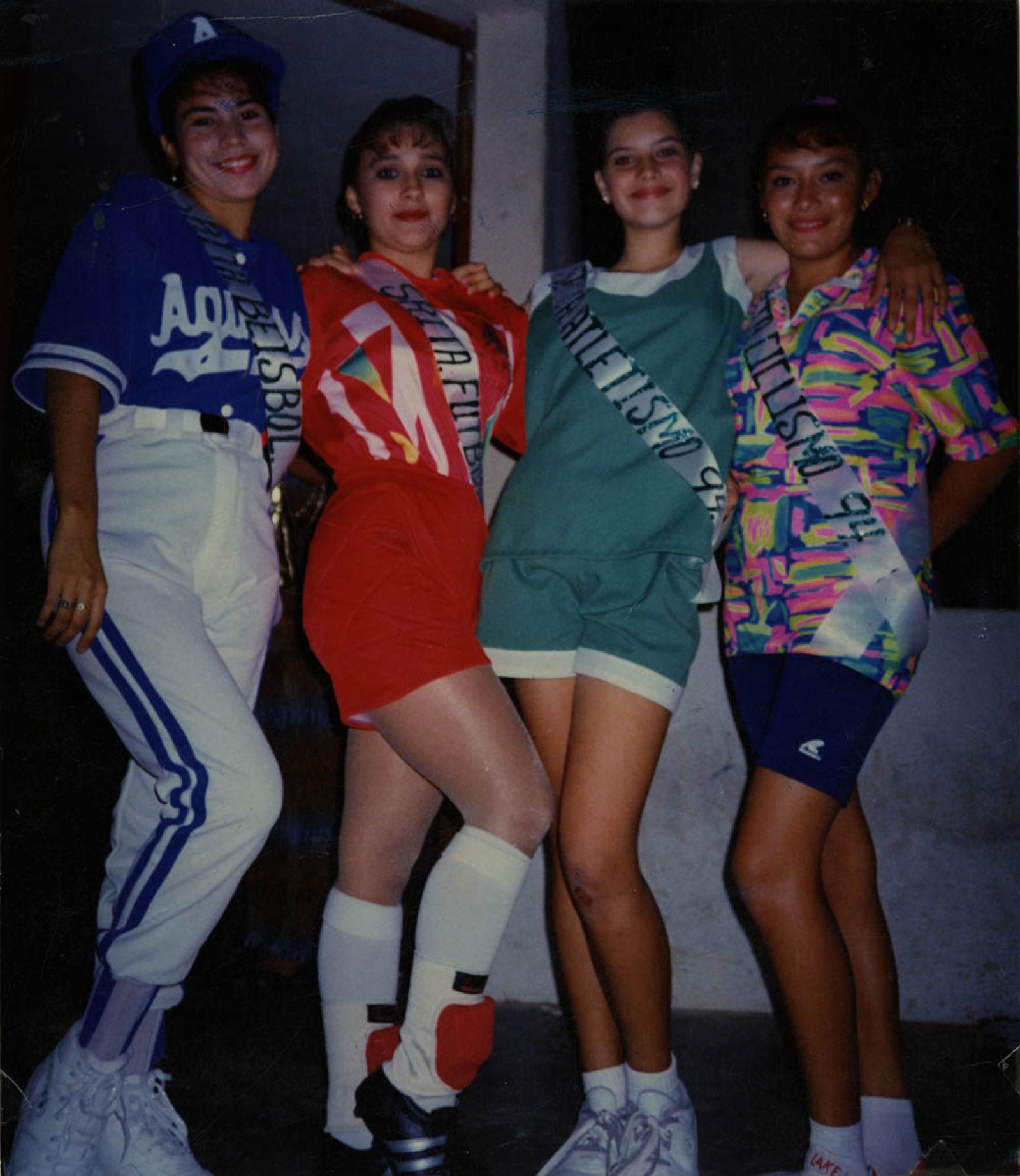 “Chicas representando al béisbol, futbol, atletismo y ciclismo de Baja California Sur.