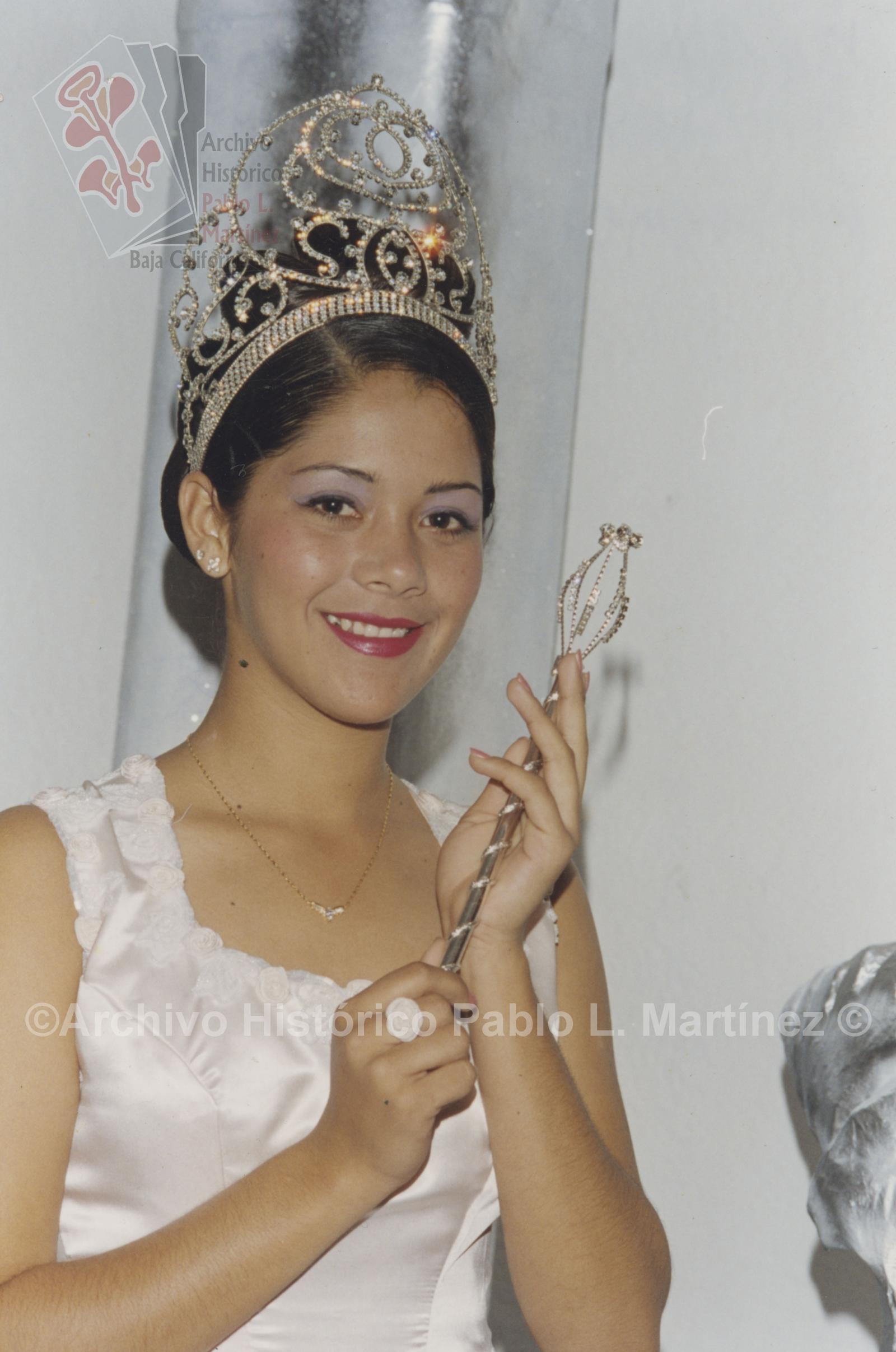 “Cinthia I, Reina de la Poesía de San José, Baja California Sur, 1999”.