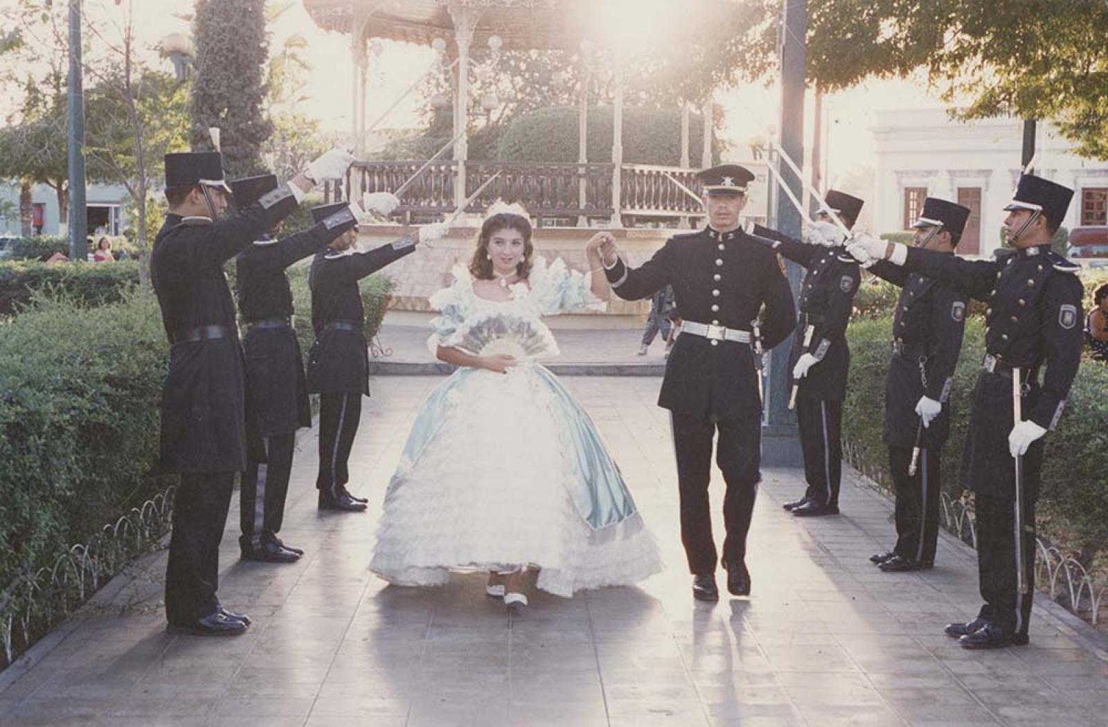 “Cinthya Esther, escoltada por Cadetes del pentatlón”.