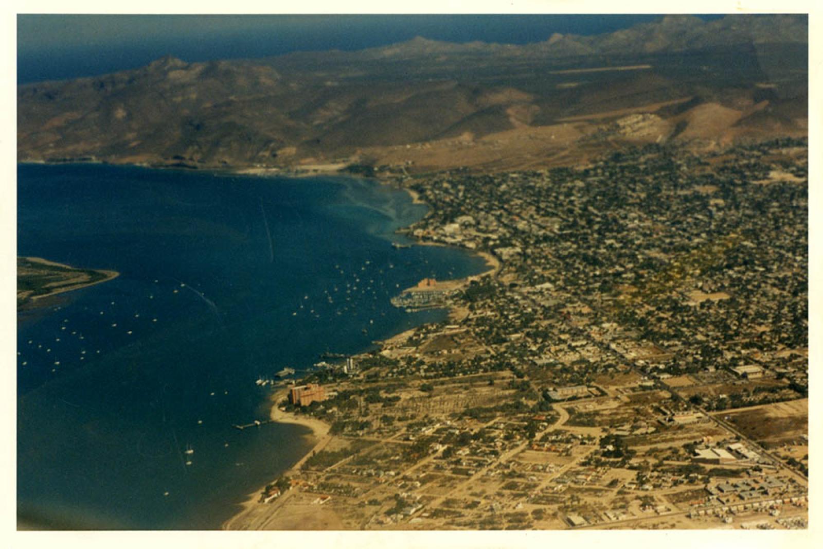 Ciudad y puerto de La Paz, vista aérea.