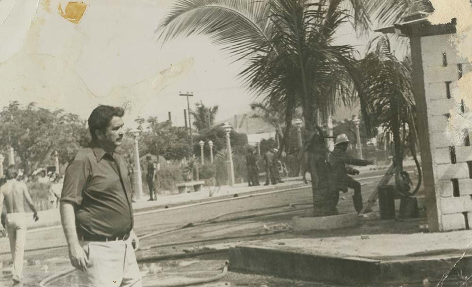 Civiles, militares y bomberos en la calle Félix Ortega.
