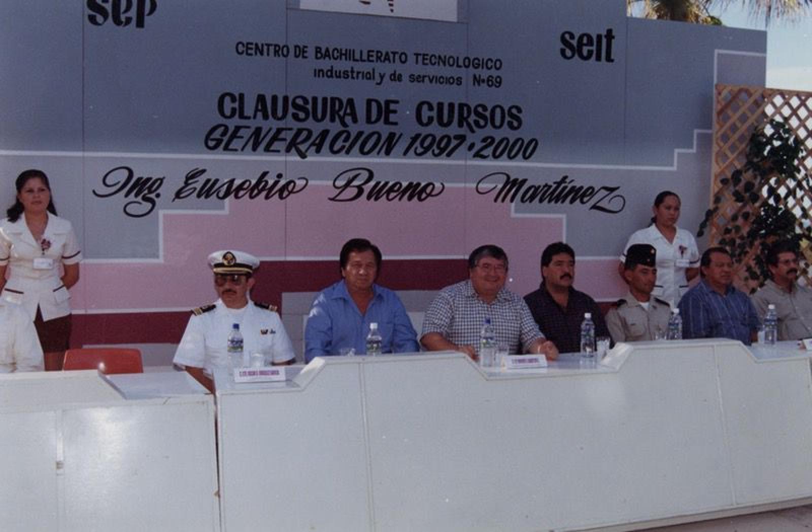 “Clausura de cursos, generación 1997-2000 del Centro de Bachillerato Tecnologico Industrial y de Servicios (CBTIS) número 69”.