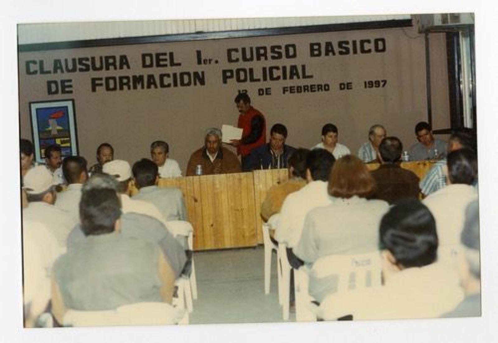 Clausura del primer curso básico de formación policial, retrato de grupo.