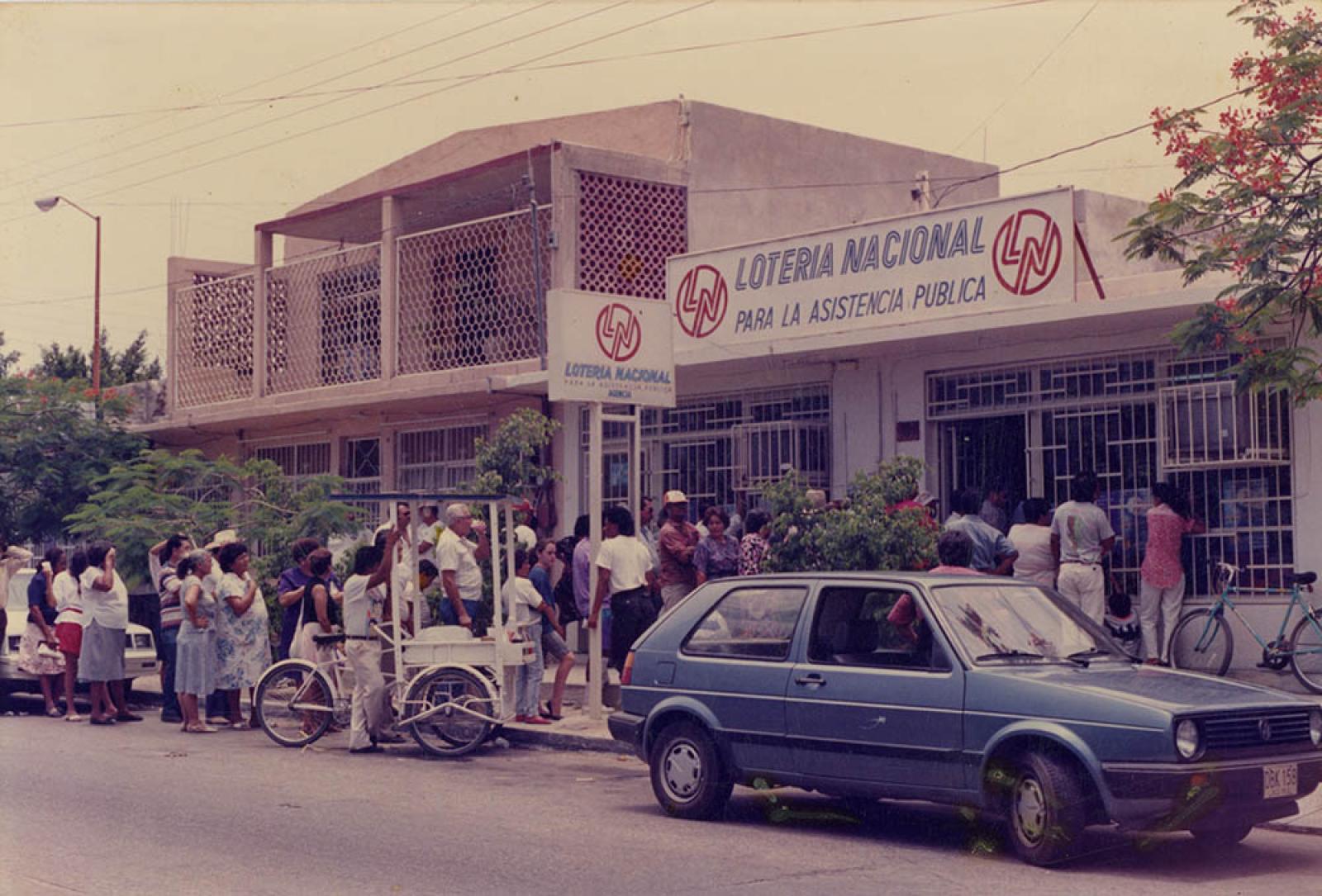 Clientes hacen fila afuera del edificio de la Lotería Nacional (LN).