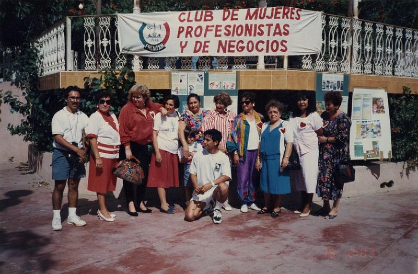 “Club de mujeres profesionistas y de negocios”.