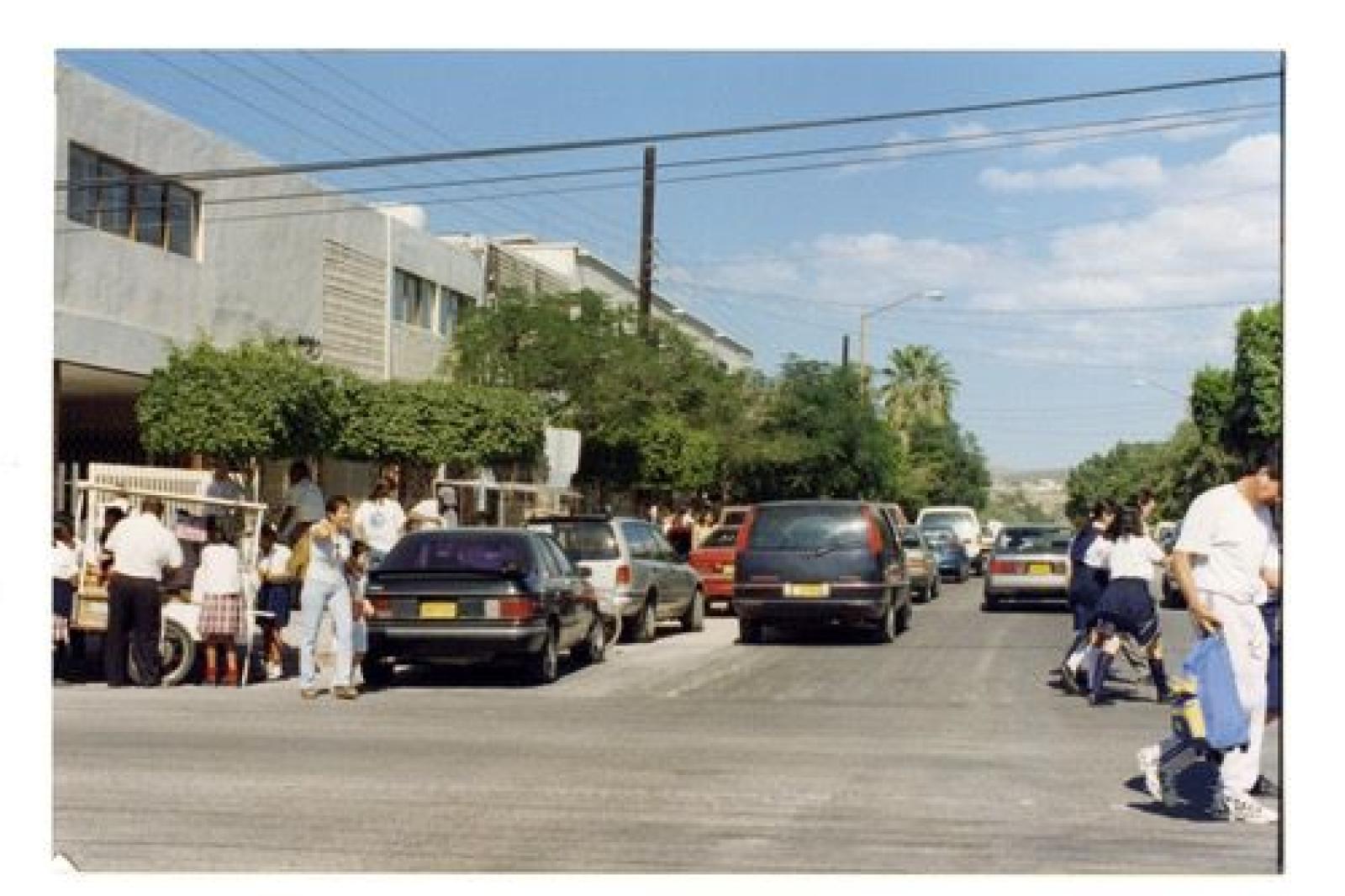 Colegio La Paz. A la hora de salida.