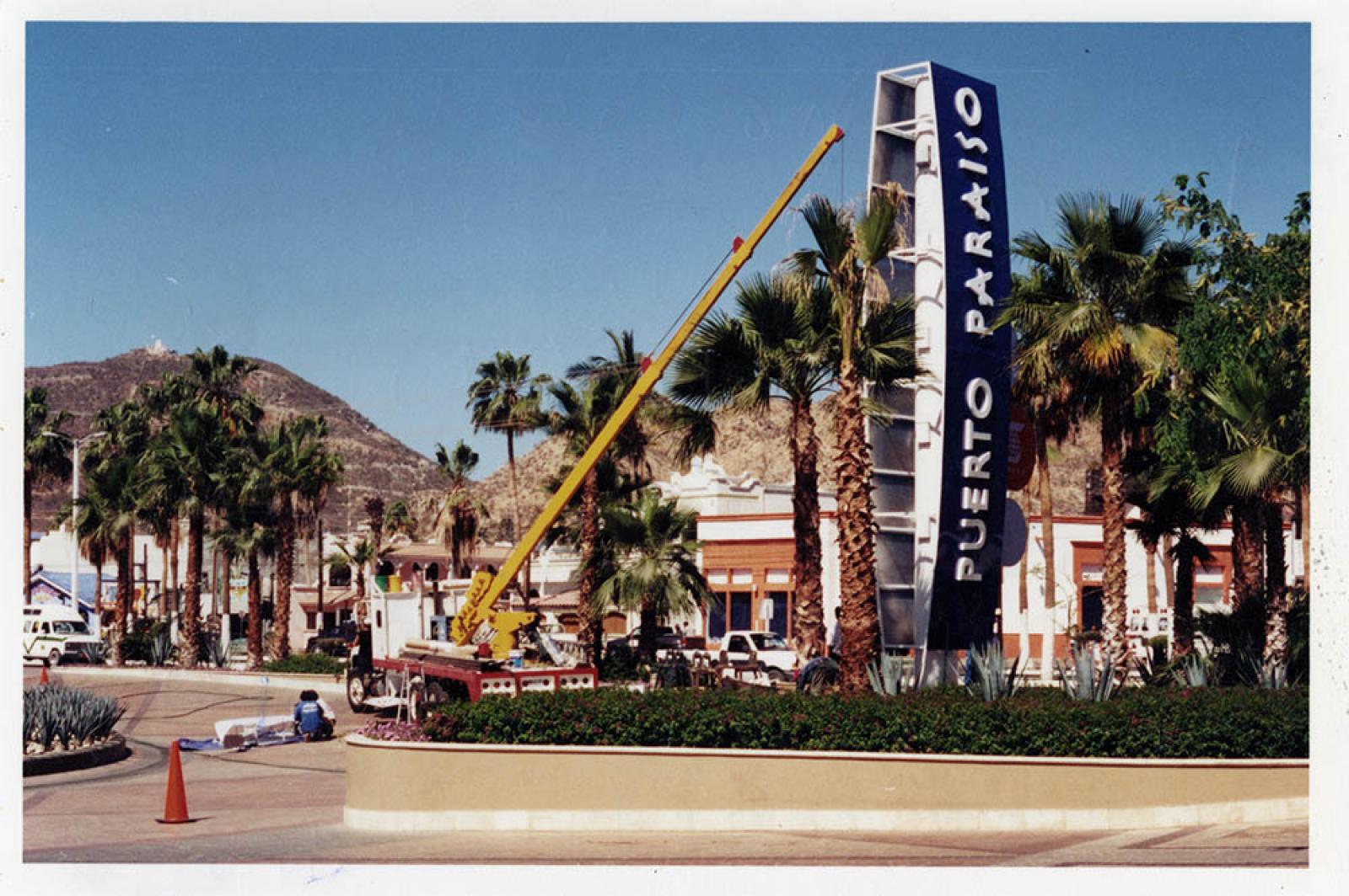 Colocación con grúa de barco que adorna a la plaza Puerto Paraíso, Cabo San Lucas.