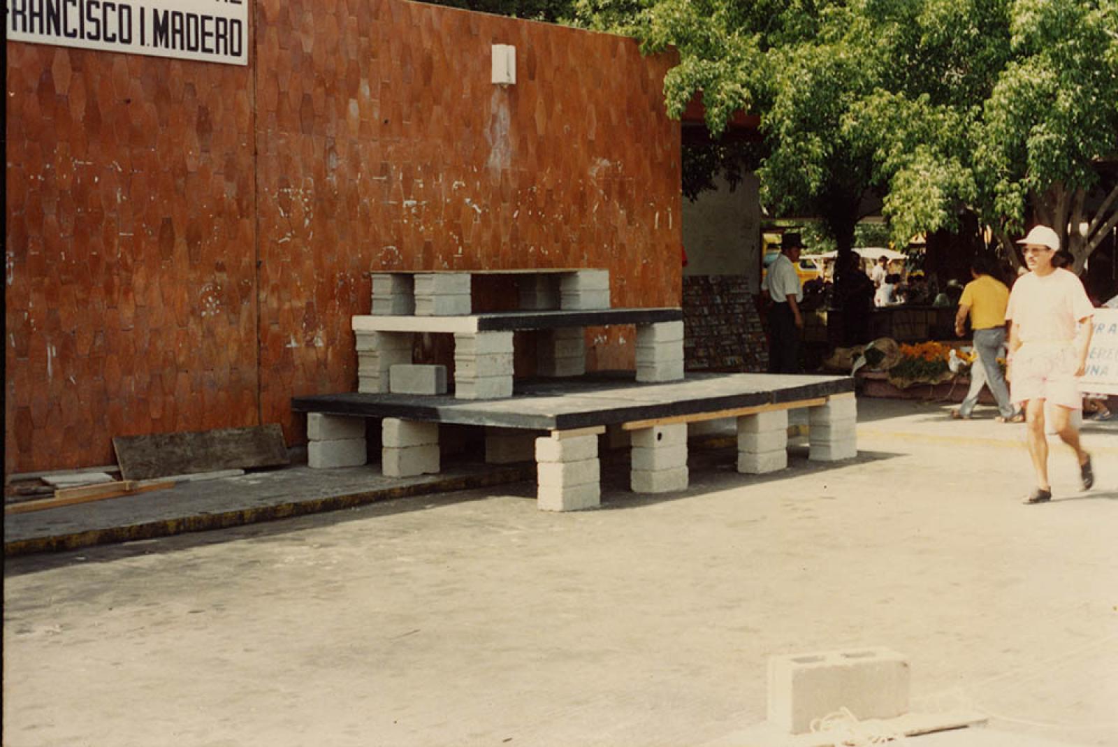 Colocación de material para altar, afuera del mercado Francisco I. Madero.