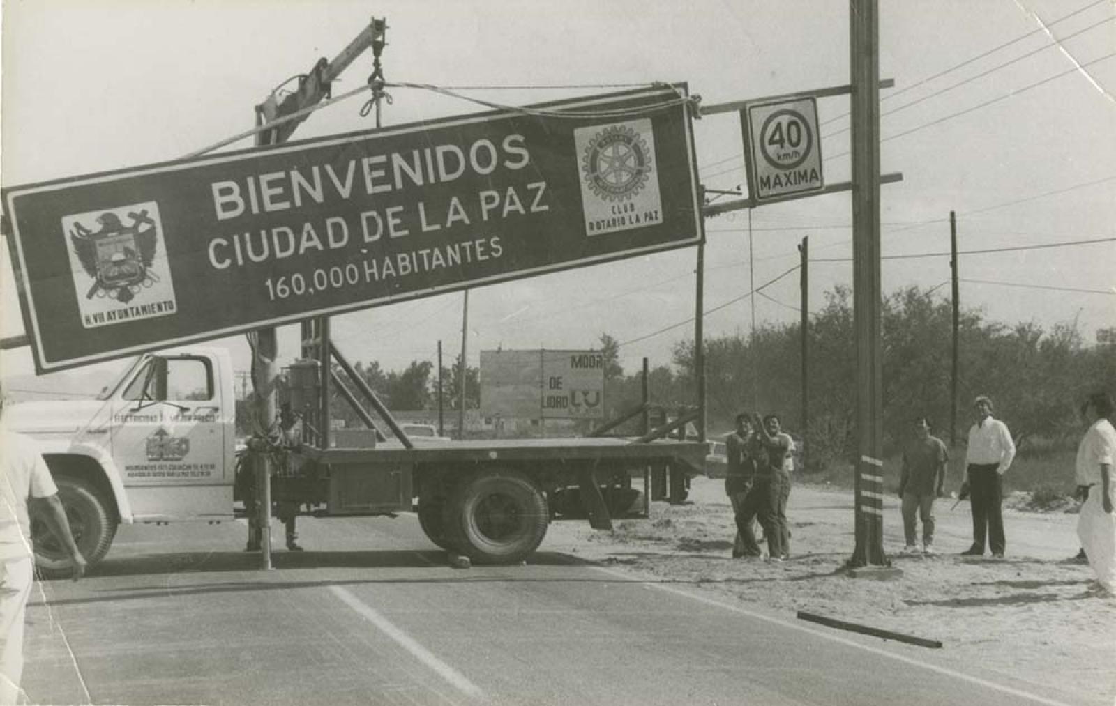 Colocación de señalamiento vial.
