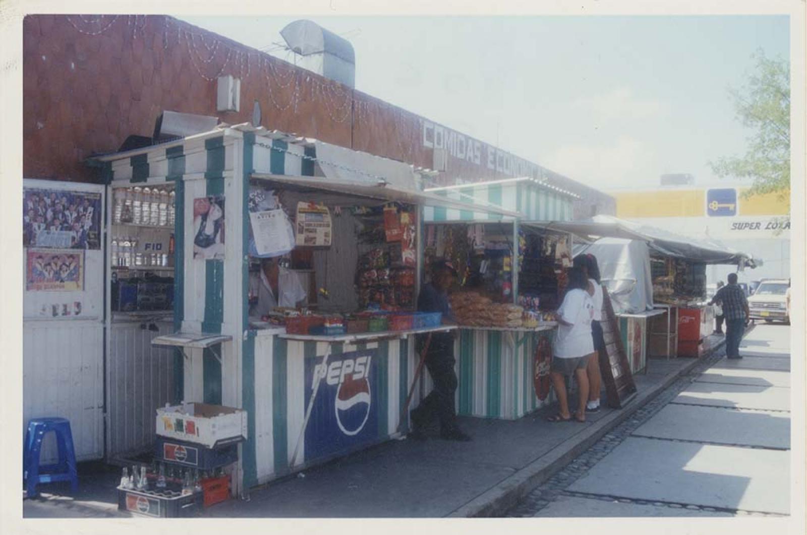 “Comerciantes” al exterior del mercado Madero.