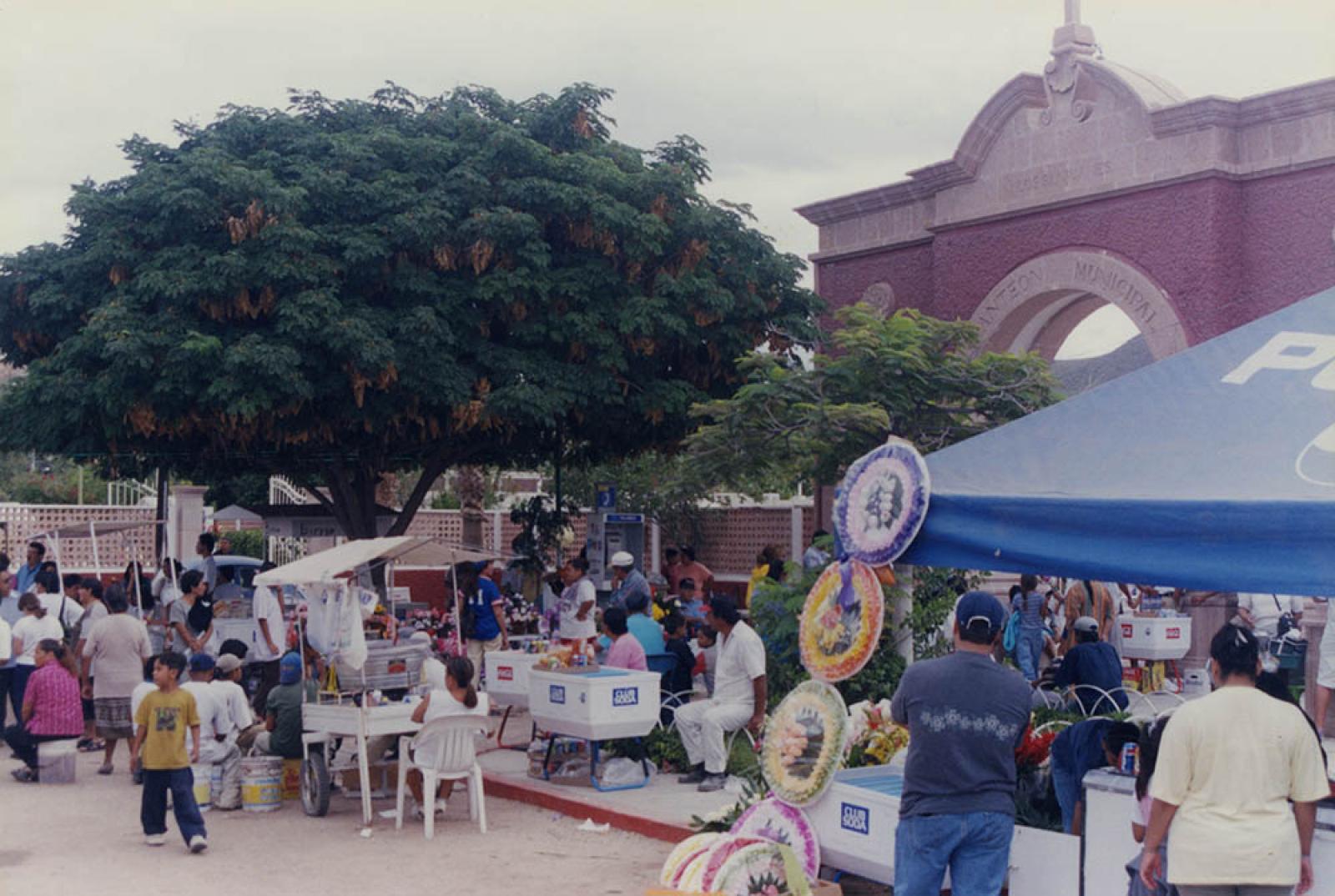 Comerciantes en el Panteón de Los San Juanes.
