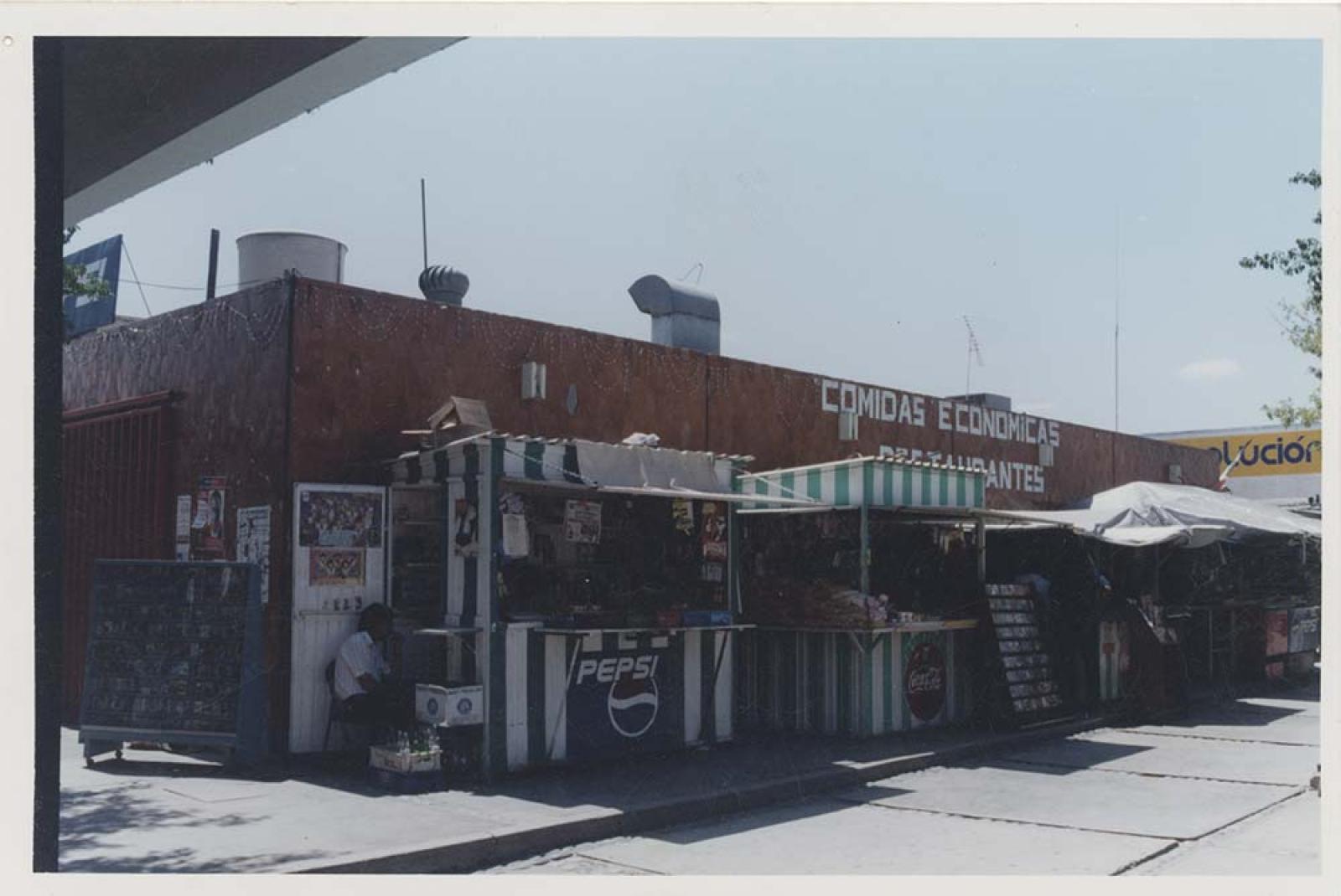 Comercios ambulantes al exterior del mercado Madero.